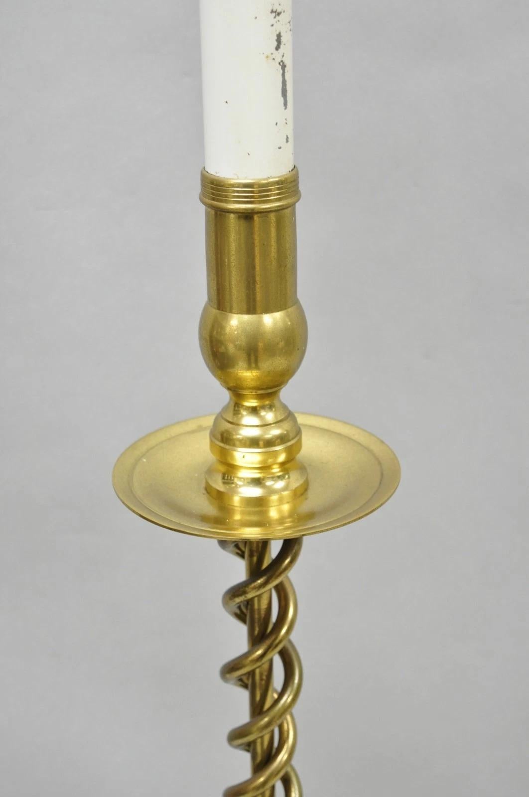 Lampada da terra a spirale d'ottone inglese con candeliere a torsione In condizioni buone in vendita a Philadelphia, PA