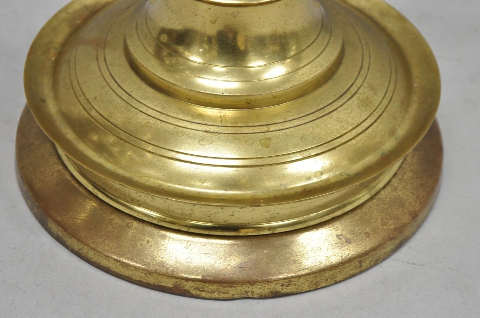 Lampada da terra a spirale d'ottone inglese con candeliere a torsione in vendita 1