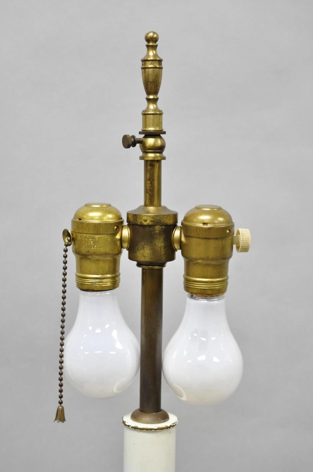 Lampada da terra a spirale d'ottone inglese con candeliere a torsione in vendita 2