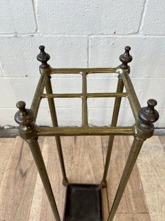 Portaombrelli e bastoni da passeggio vintage in ottone inglese con terminali a forma di urna