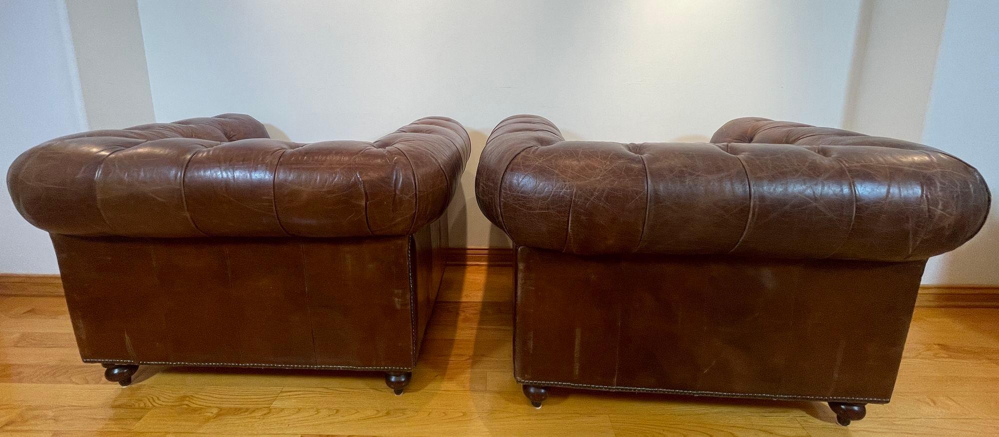 Cuir Paire de fauteuils club Chesterfield vintage anglais en cuir brun capitonné en vente