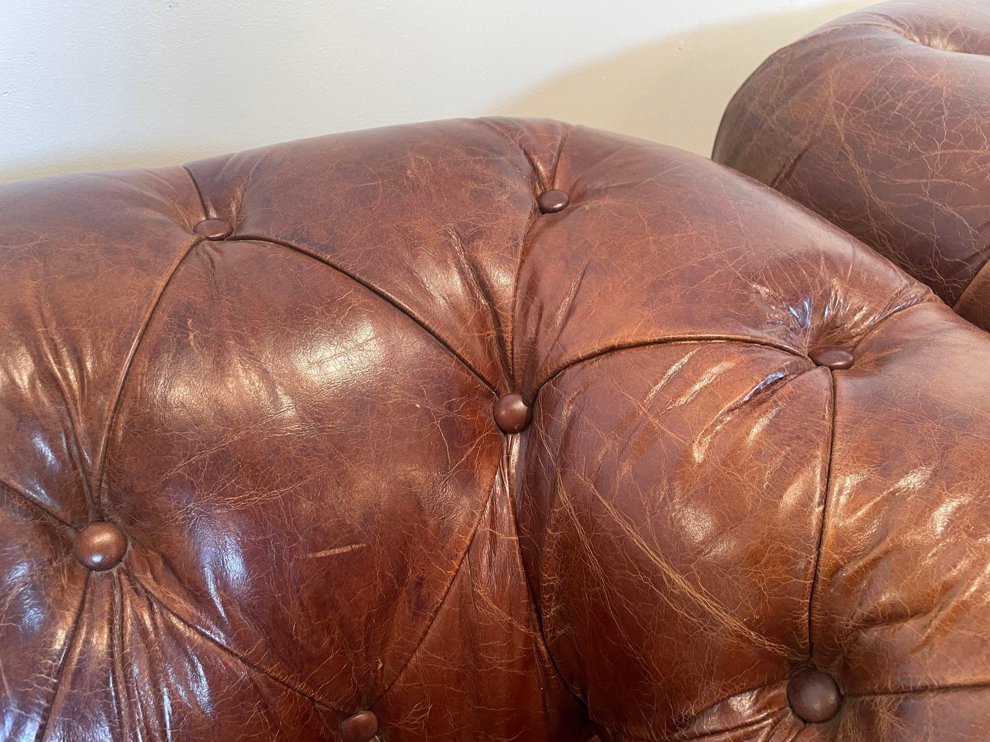 Paire de fauteuils club Chesterfield vintage anglais en cuir brun capitonné en vente 4