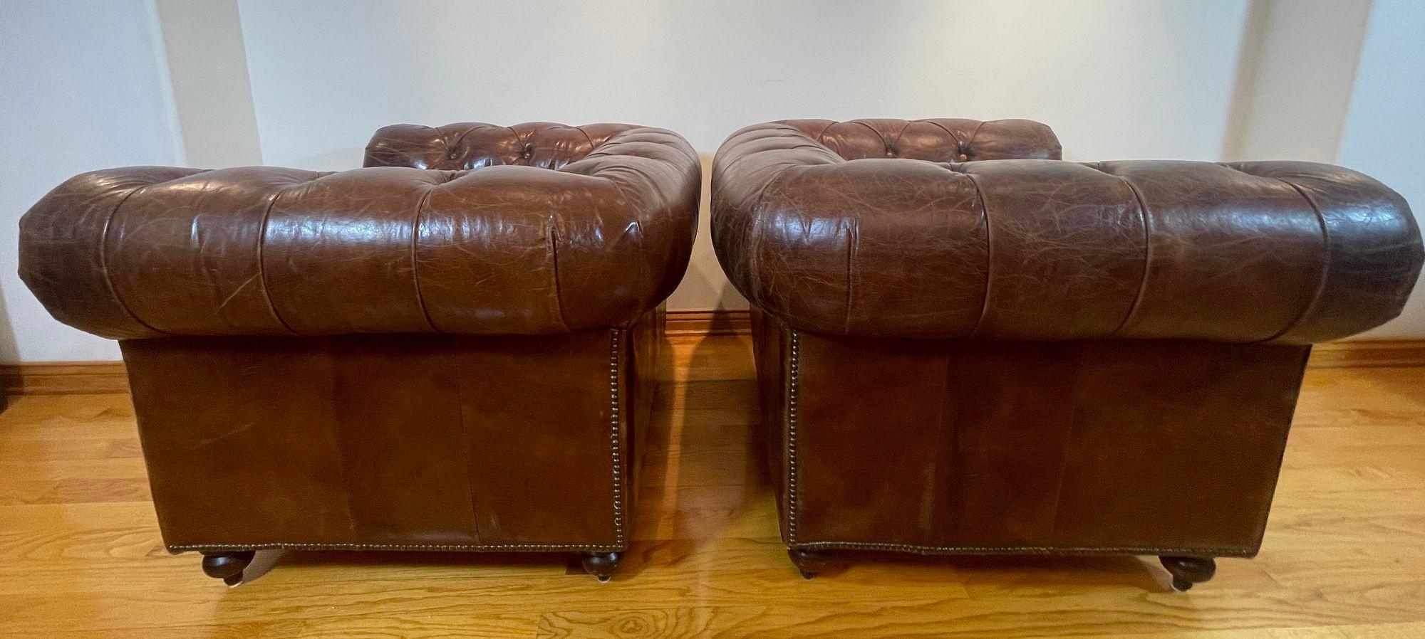Paire de fauteuils club Chesterfield vintage anglais en cuir brun capitonné en vente 8