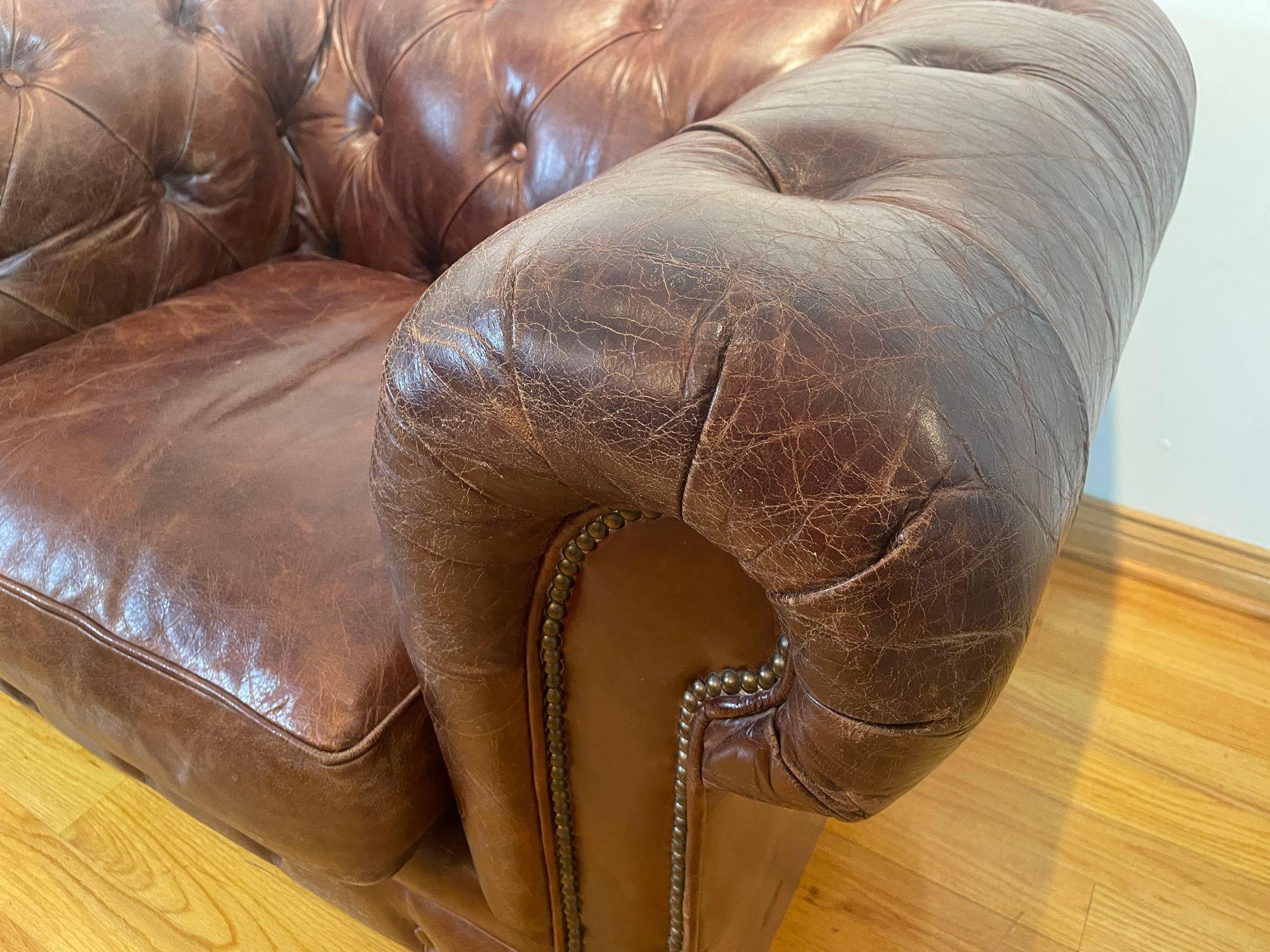 Victorien Paire de fauteuils club Chesterfield vintage anglais en cuir brun capitonné en vente