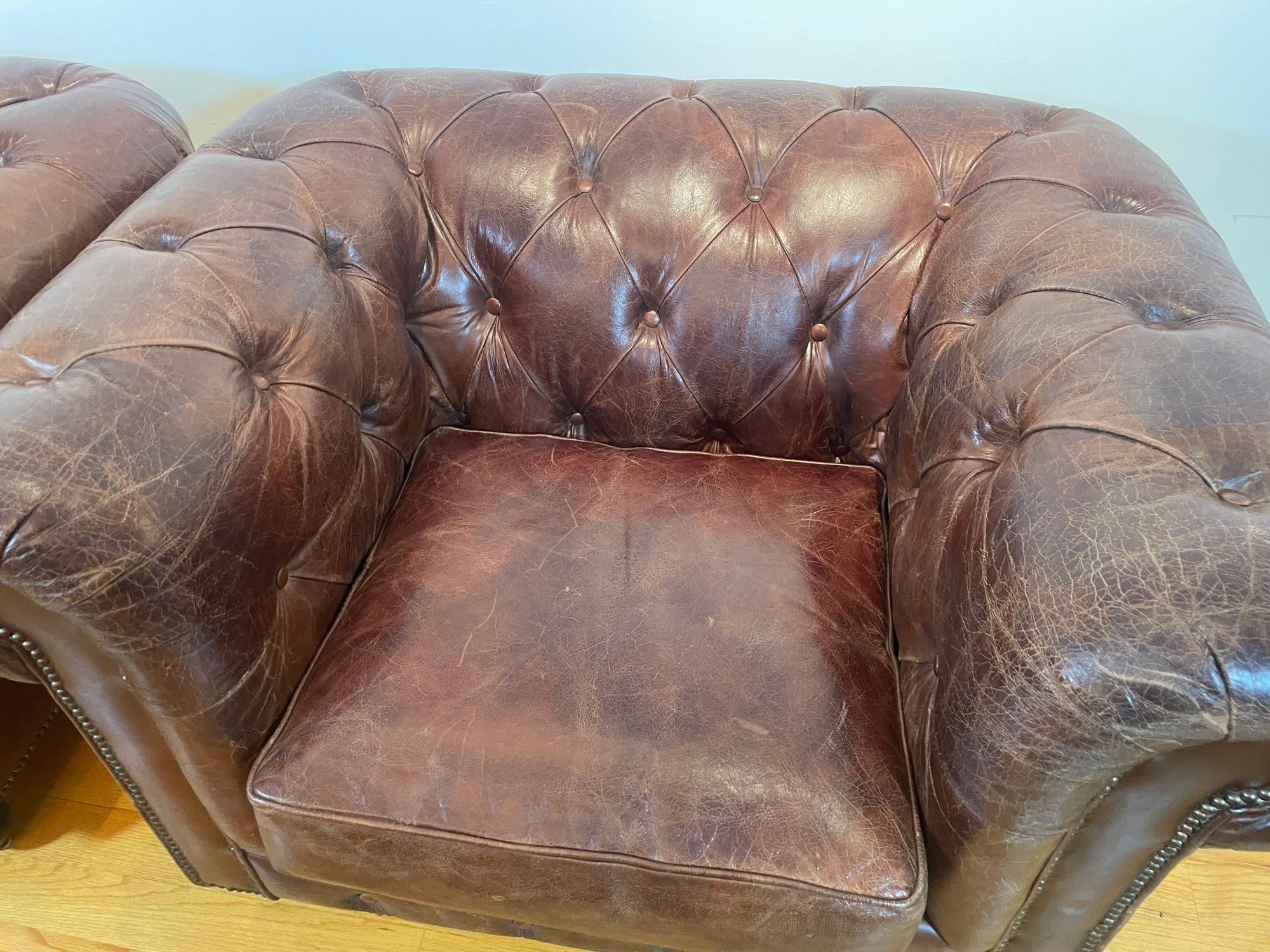 Anglais Paire de fauteuils club Chesterfield vintage anglais en cuir brun capitonné en vente