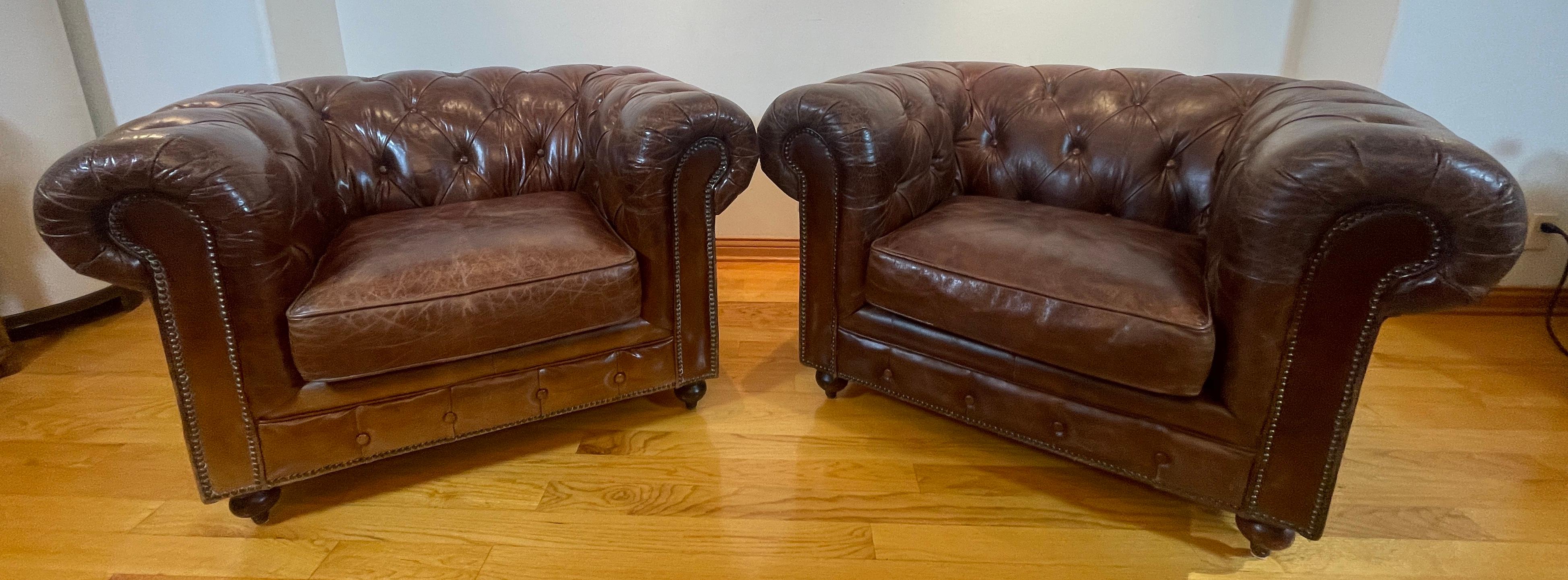Fait main Paire de fauteuils club Chesterfield vintage anglais en cuir brun capitonné en vente