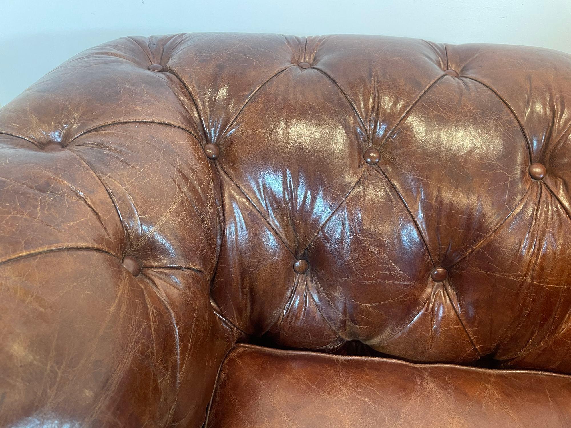 20ième siècle Paire de fauteuils club Chesterfield vintage anglais en cuir brun capitonné en vente