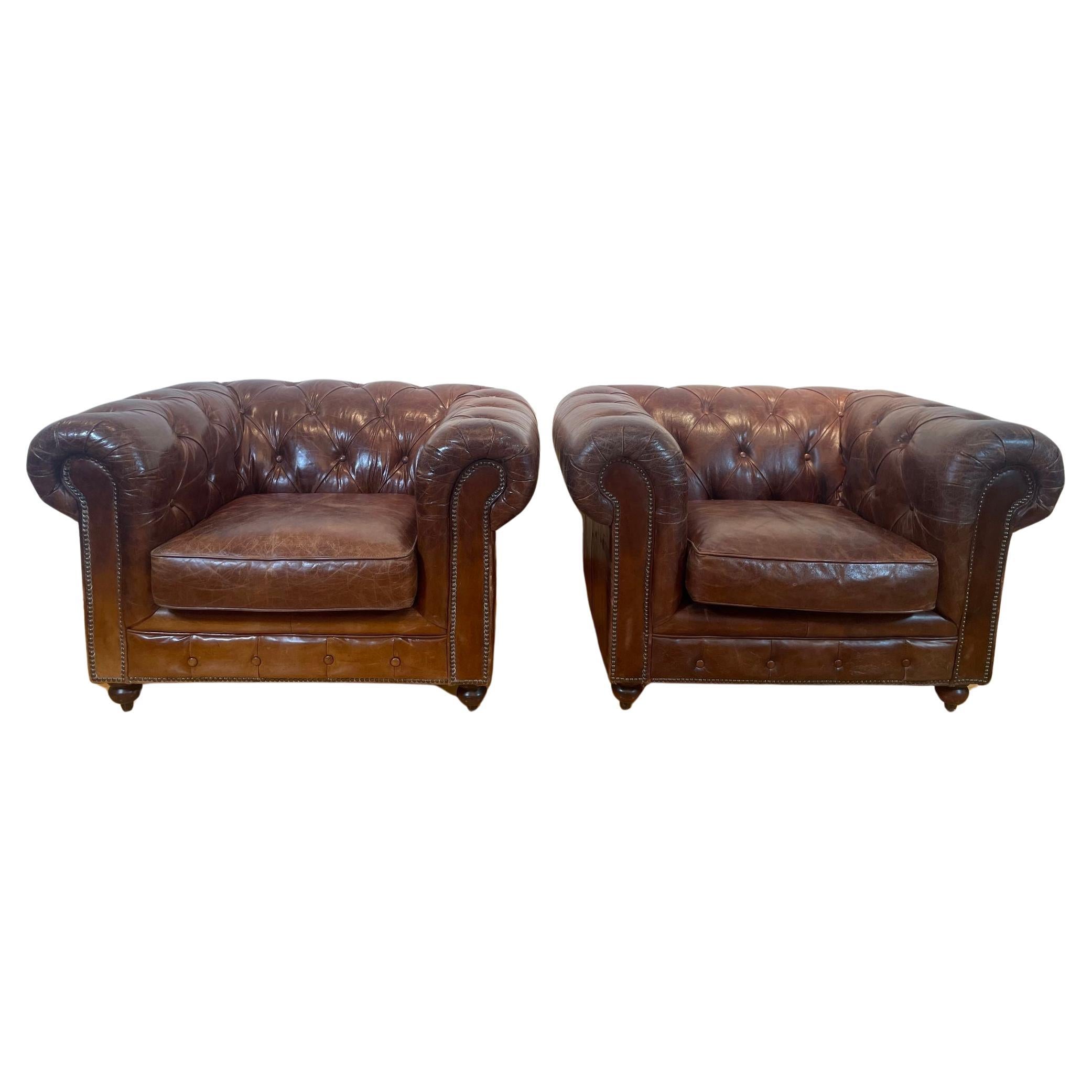 Paire de fauteuils club Chesterfield vintage anglais en cuir brun capitonné
