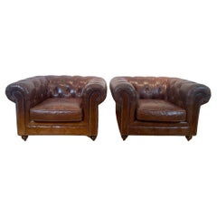 Paire de fauteuils club Chesterfield vintage anglais en cuir brun capitonné