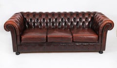Vintage English Button Back Leder Chesterfield Sofa Mitte des 20.