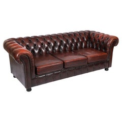 Vintage English Button Back Leder Chesterfield Sofa Mitte des 20.