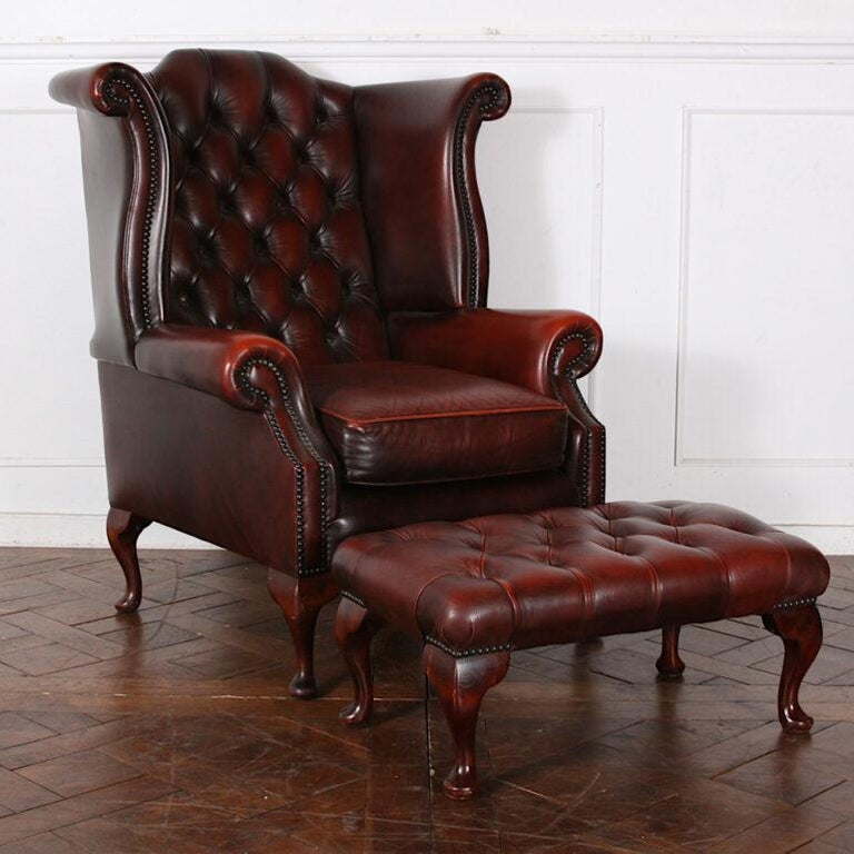 Vintage English Button Tufted Brown Leather Chair and Ottoman In Good Condition For Sale In Vancouver, British Columbia