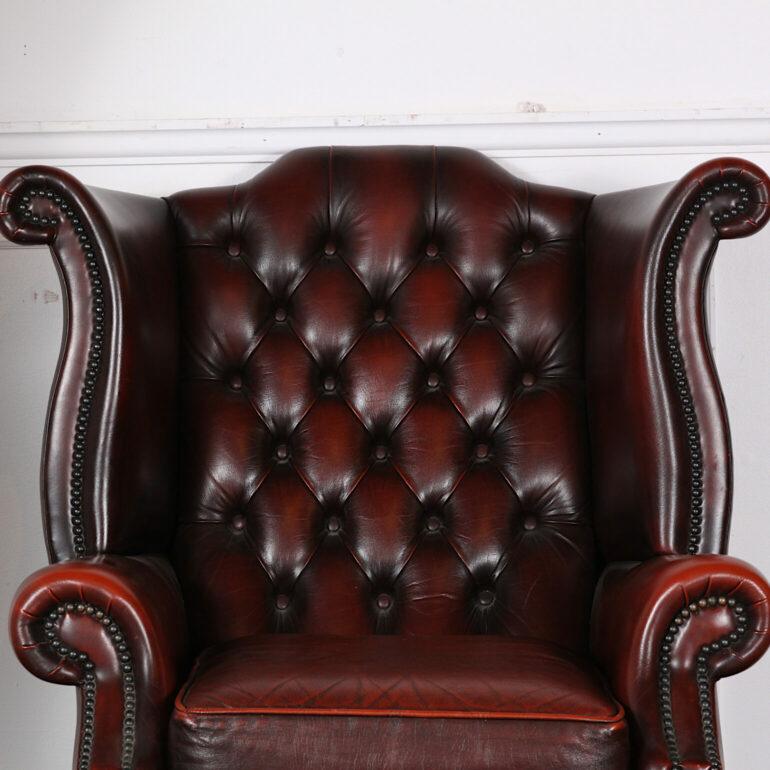 Vintage English Button Tufted Brown Leather Chair and Ottoman In Good Condition In Vancouver, British Columbia