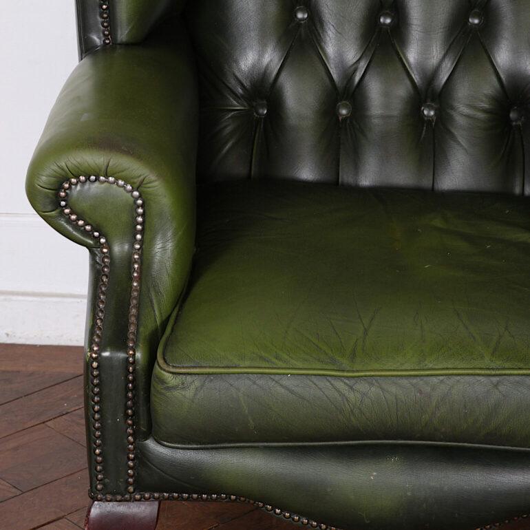 Vintage English Button Tufted Green Leather Wing Back Chair In Good Condition In Vancouver, British Columbia