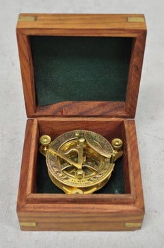 Reloj Solar Redondo Vintage Inglés de Latón de Campaña con Caja Pequeña de Palisandro