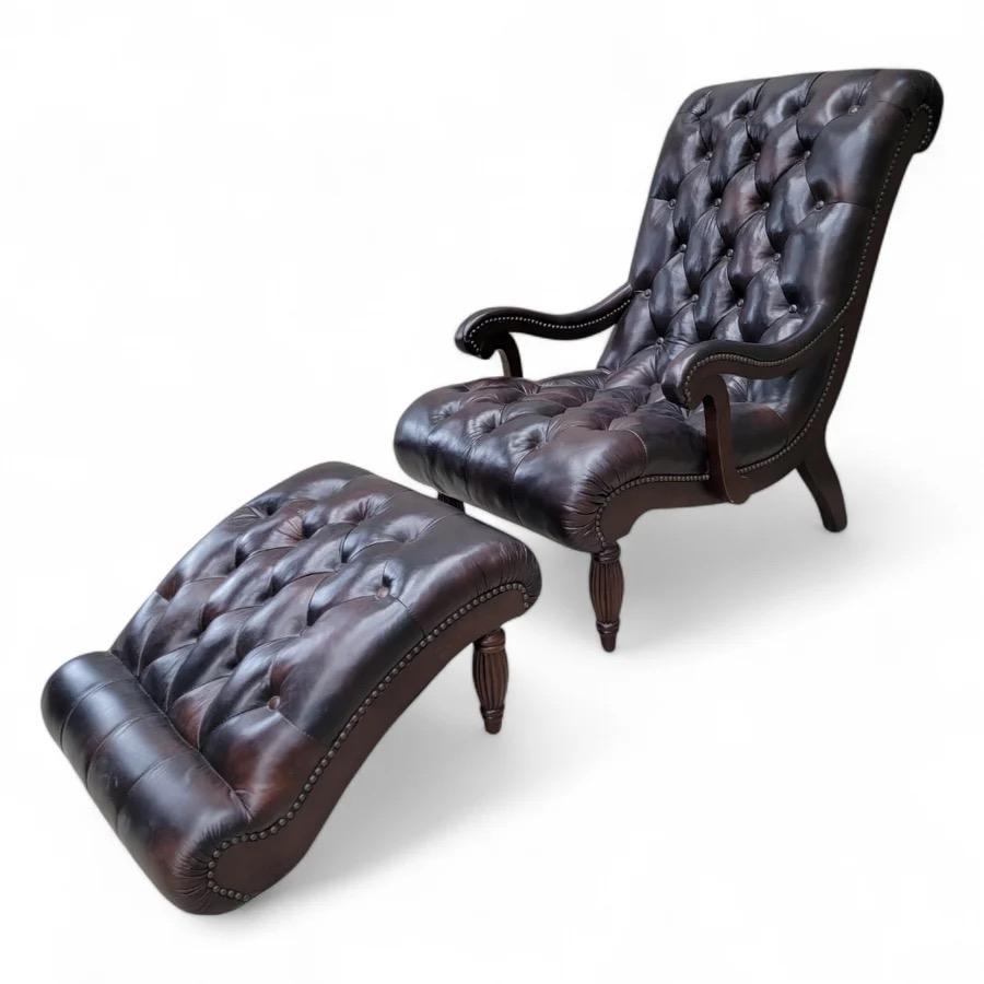 Vintage English William IV Style Chesterfield Leder und Mahagoni Lounge und Ottoman mit antiken Gold Nailhead Trim 

Dieses Set aus Chesterfield Lounge und Ottomane im englischen William IV-Stil verkörpert zeitlose Eleganz und Raffinesse. Die Lounge