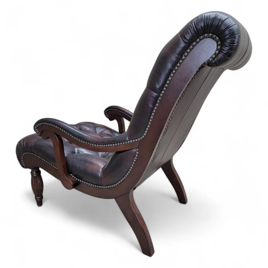 Englische Chesterfield-Lounge- und Ottomane aus Leder und Mahagoni im Vintage-Stil (Unbekannt) im Angebot