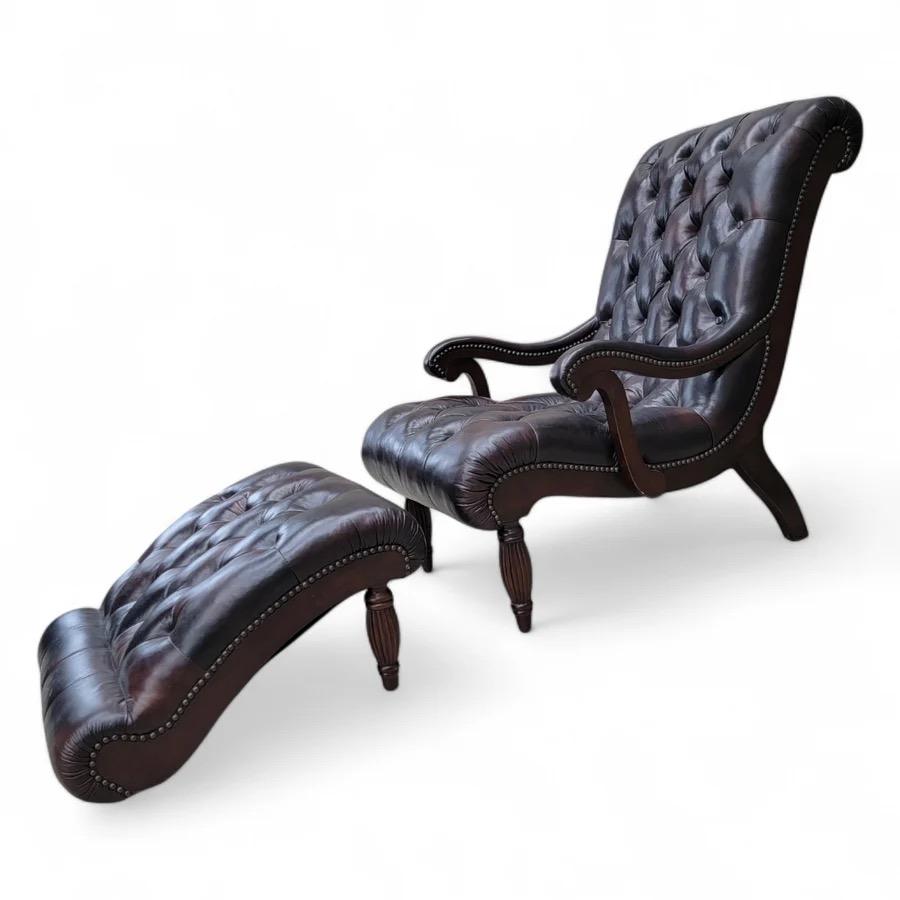 Englische Chesterfield-Lounge- und Ottomane aus Leder und Mahagoni im Vintage-Stil im Zustand „Gut“ im Angebot in Chicago, IL