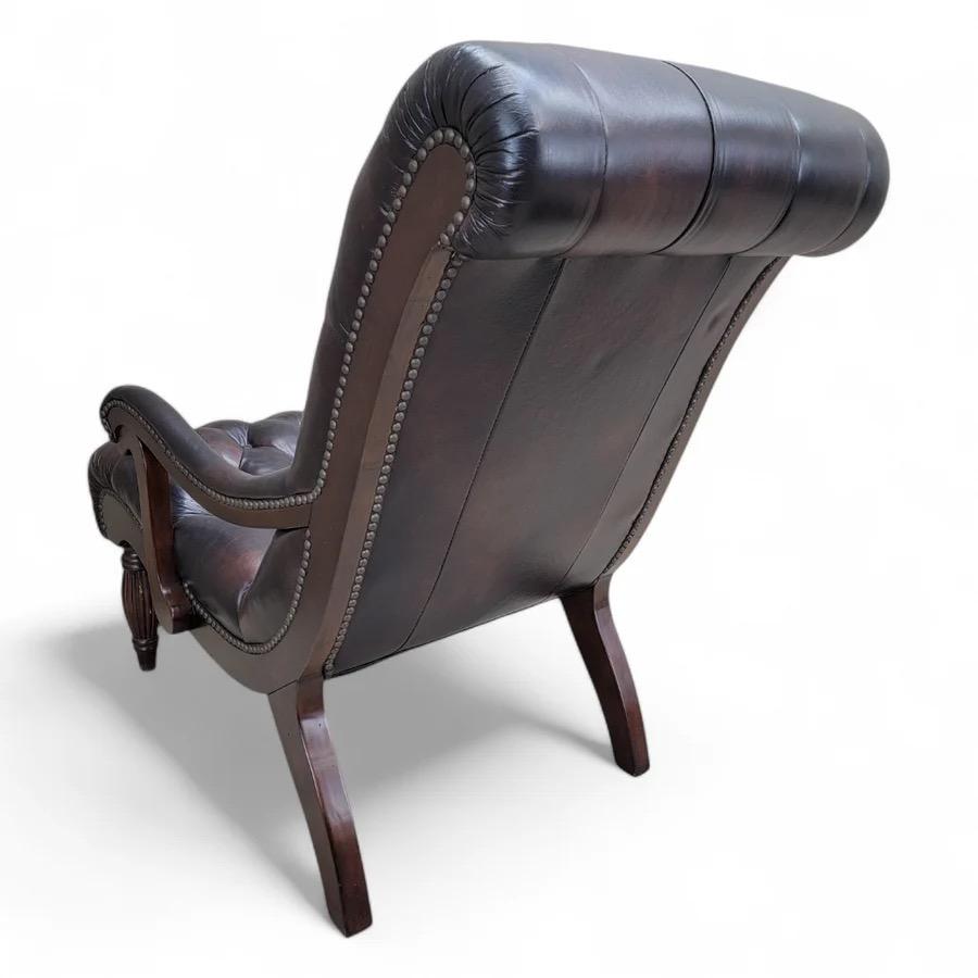 Englische Chesterfield-Lounge- und Ottomane aus Leder und Mahagoni im Vintage-Stil (20. Jahrhundert) im Angebot