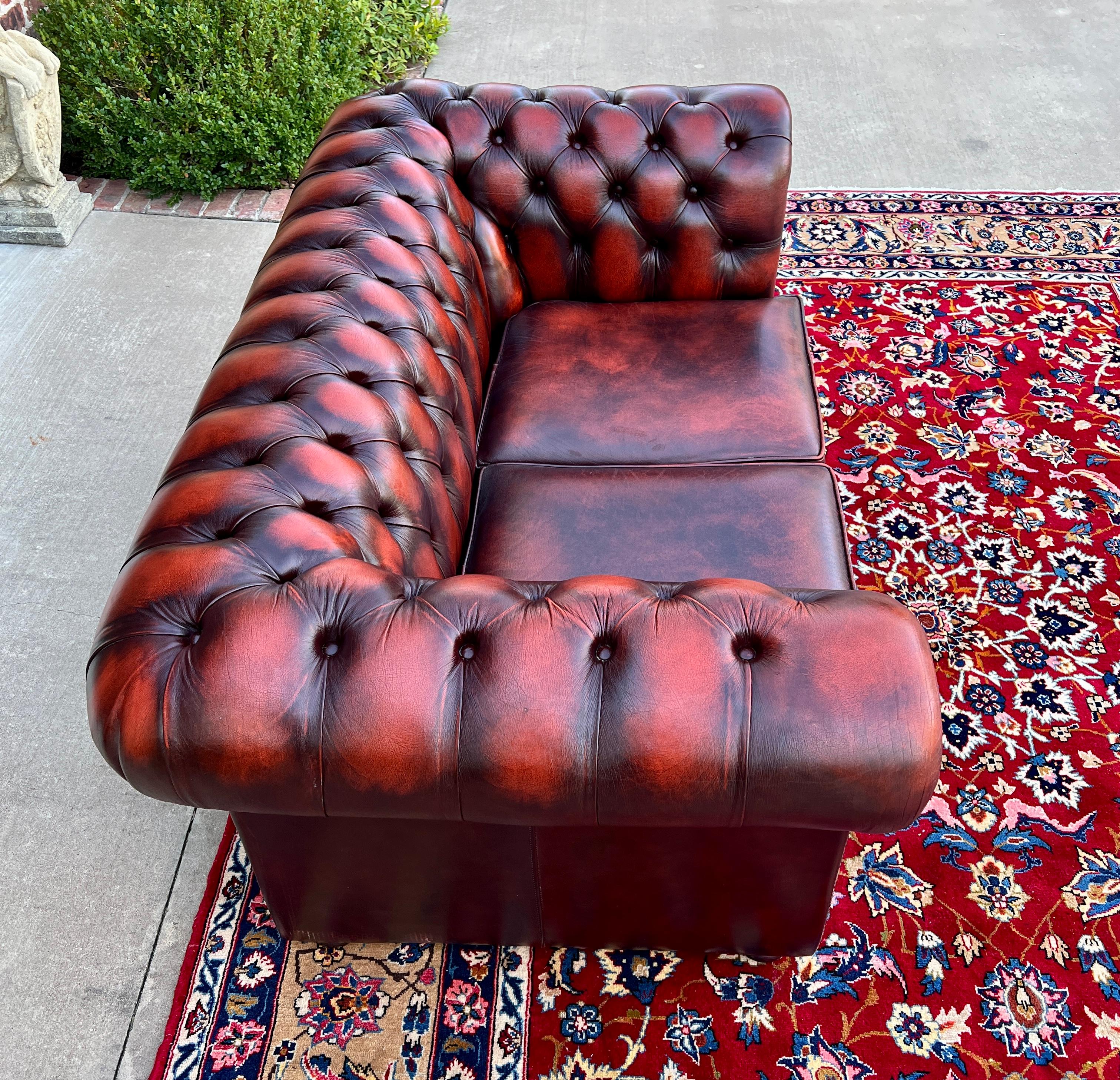 Englisches Chesterfield Leder getuftetes Love Seat Sofa Oxblood Red #1, Vintage im Angebot 6