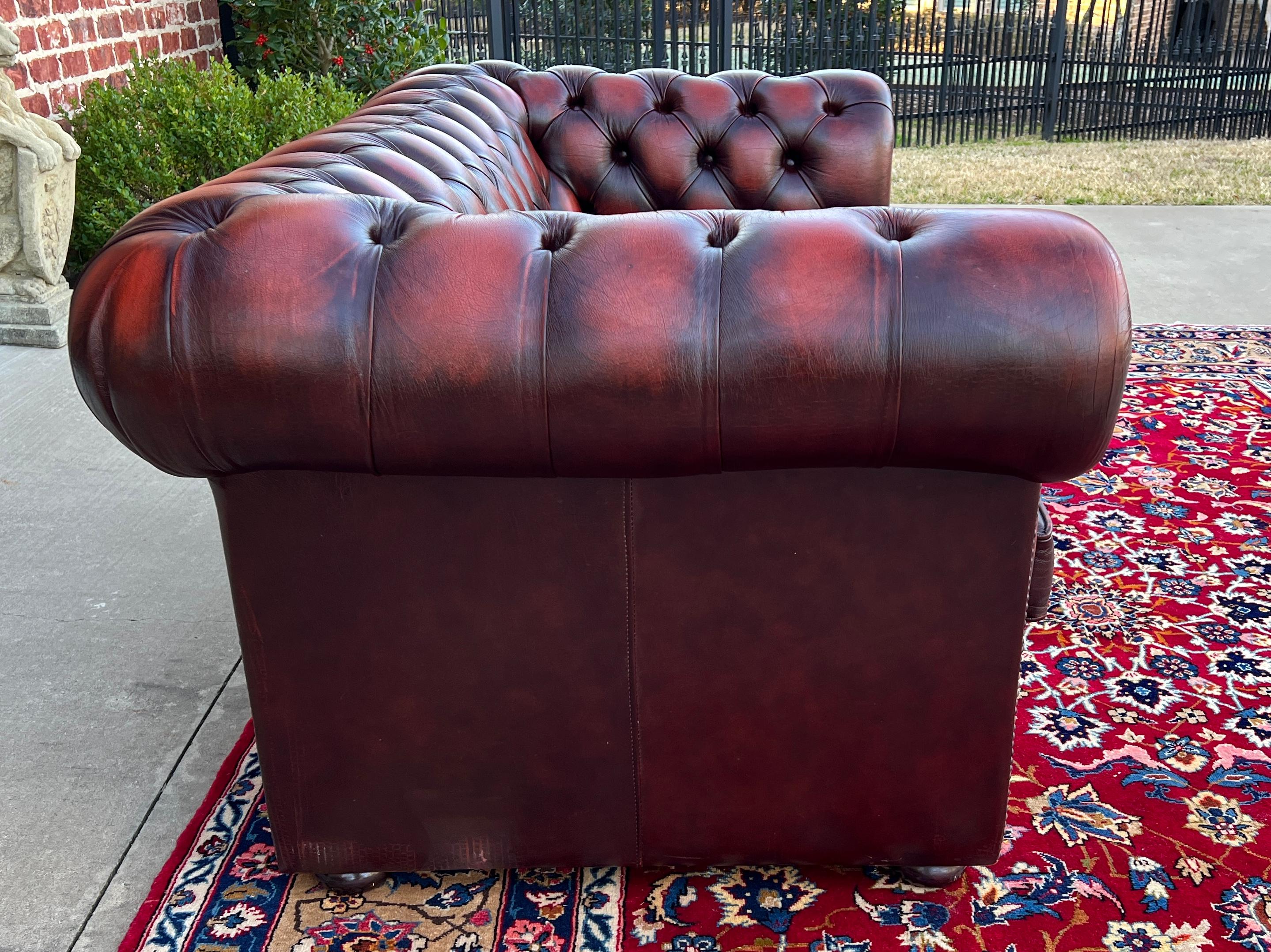 Englisches Chesterfield Leder getuftetes Love Seat Sofa Oxblood Red #1, Vintage im Angebot 7