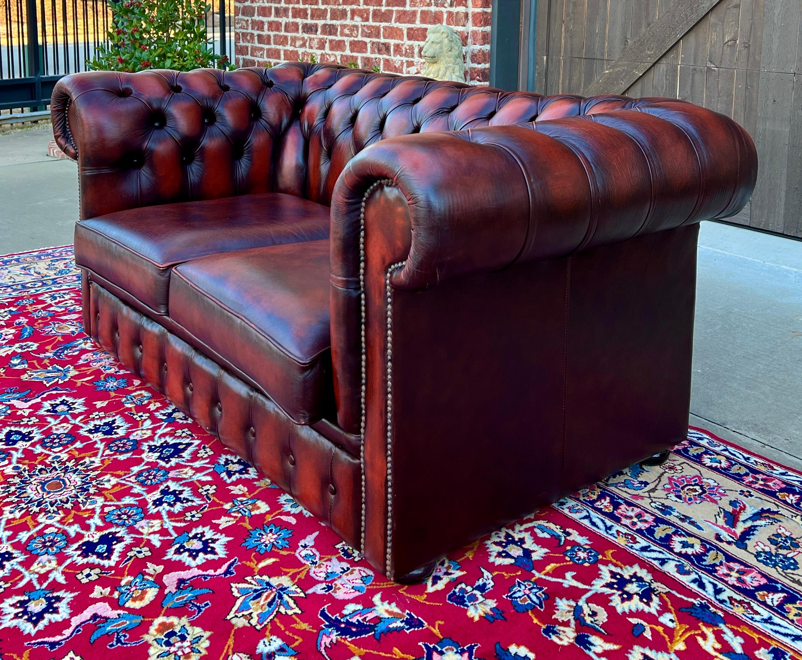 Englisches Chesterfield Leder getuftetes Love Seat Sofa Oxblood Red #1, Vintage im Angebot 8