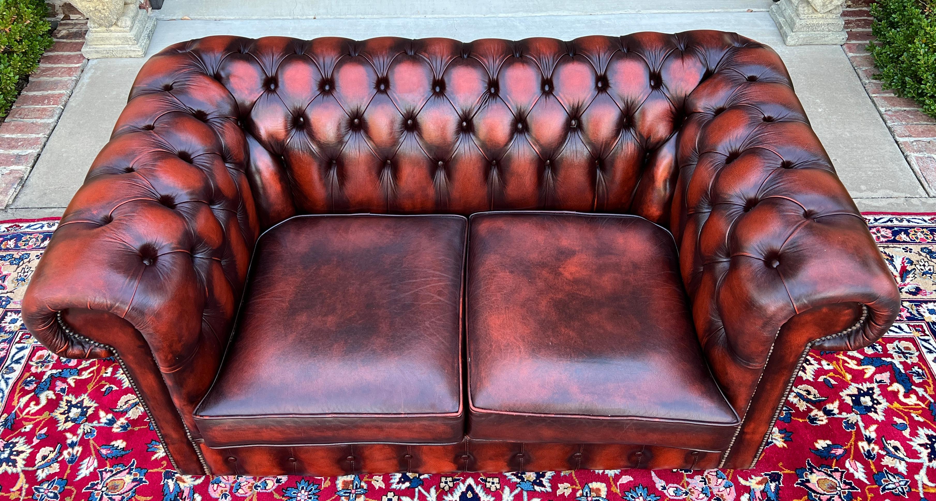 Englisches Chesterfield Leder getuftetes Love Seat Sofa Oxblood Red #1, Vintage im Angebot 9