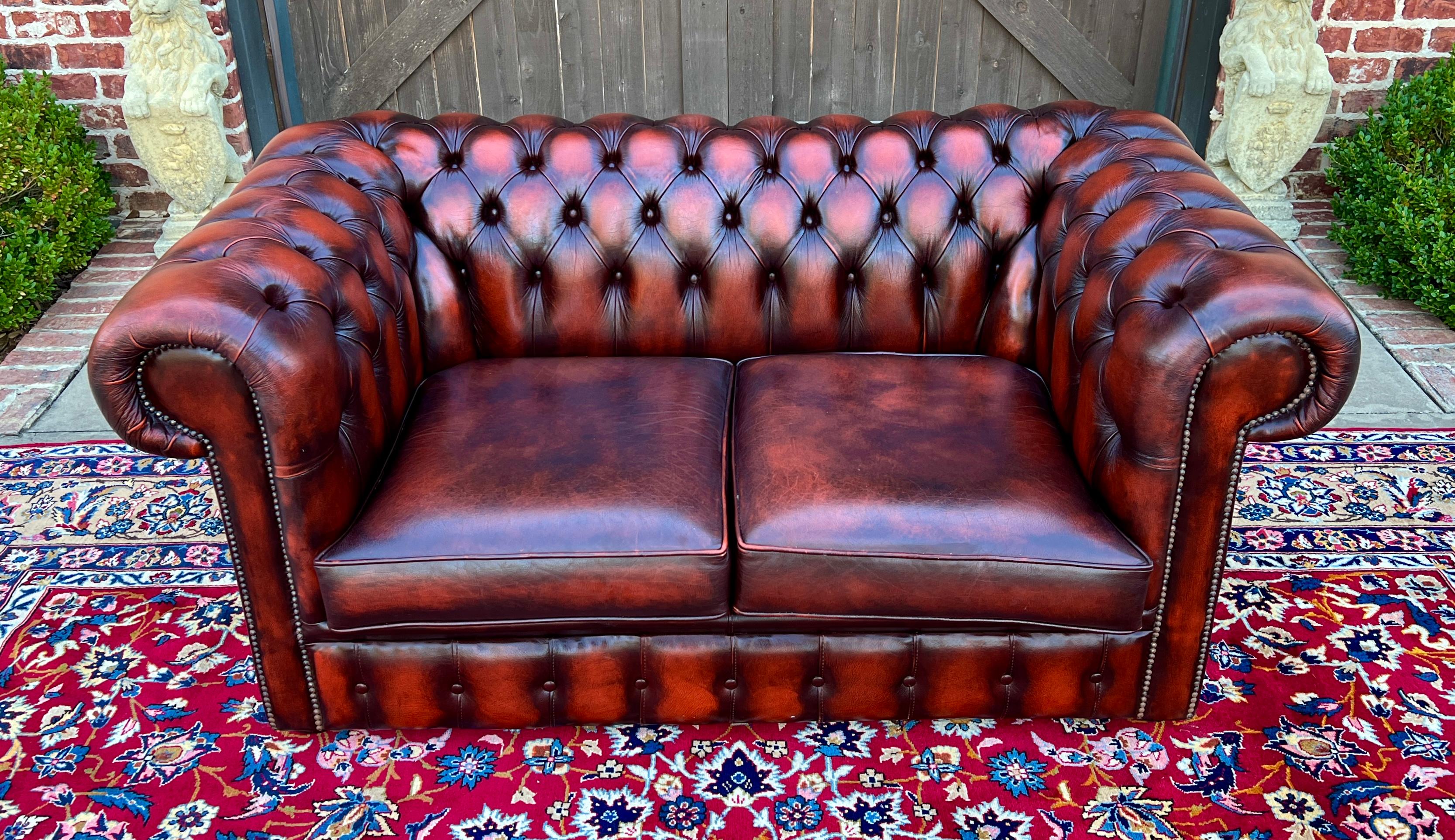 Englisches Chesterfield Leder getuftetes Love Seat Sofa Oxblood Red #1, Vintage im Angebot 10