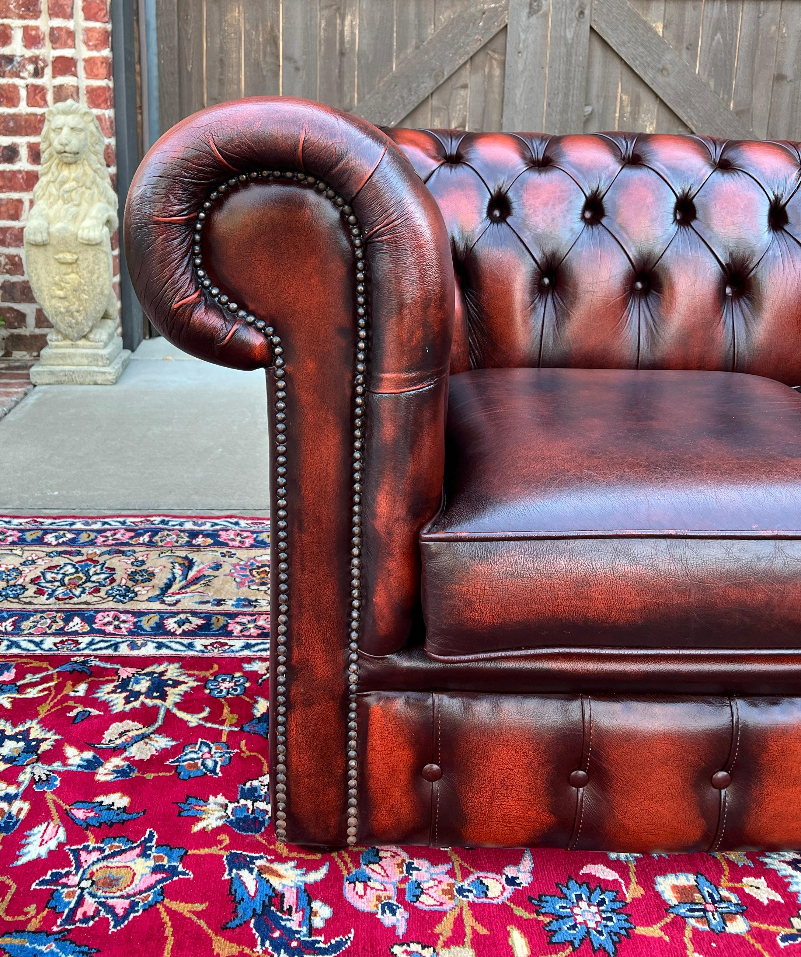 Englisches Chesterfield Leder getuftetes Love Seat Sofa Oxblood Red #1, Vintage im Angebot 11