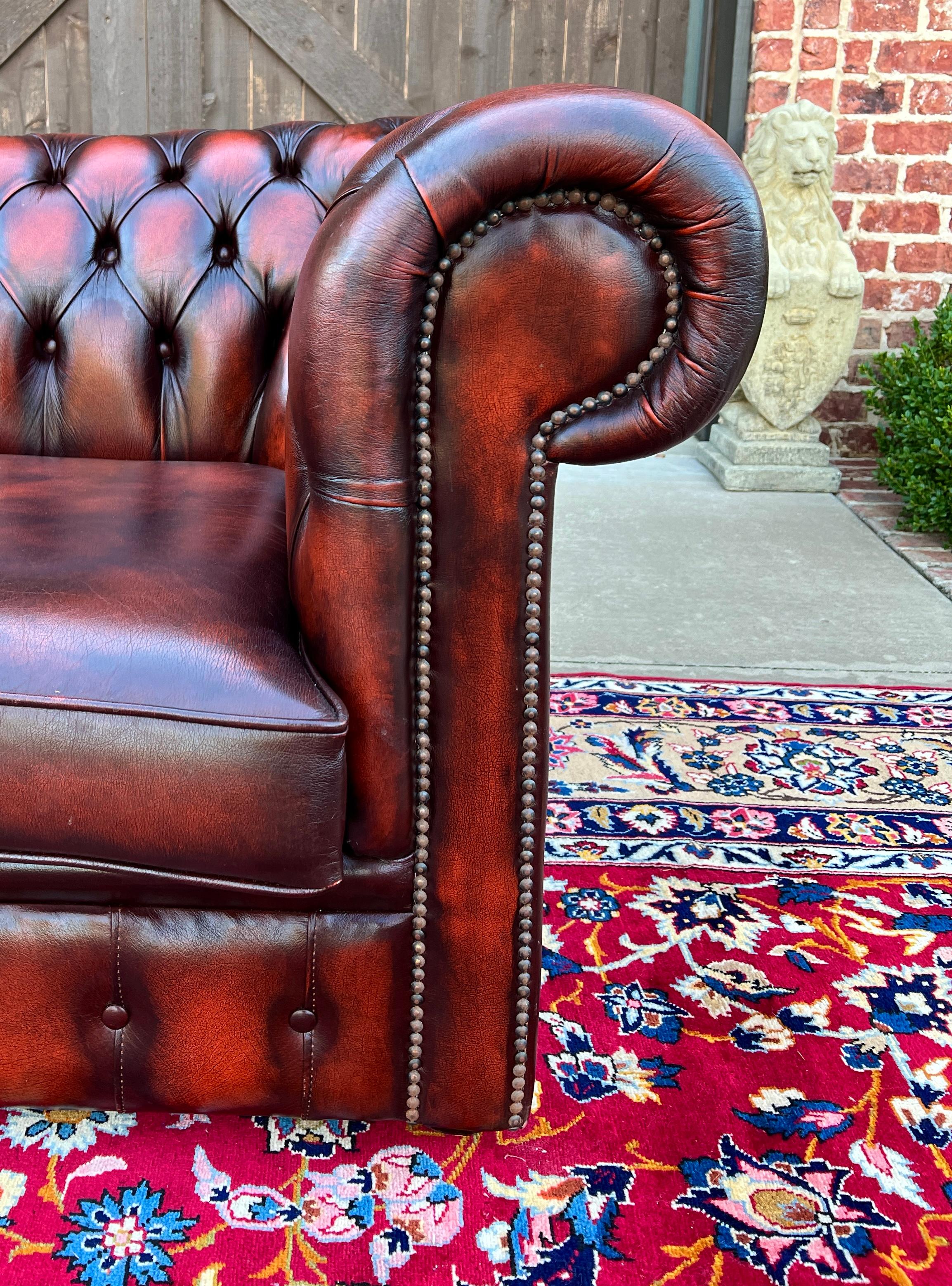 Englisches Chesterfield Leder getuftetes Love Seat Sofa Oxblood Red #1, Vintage im Angebot 12
