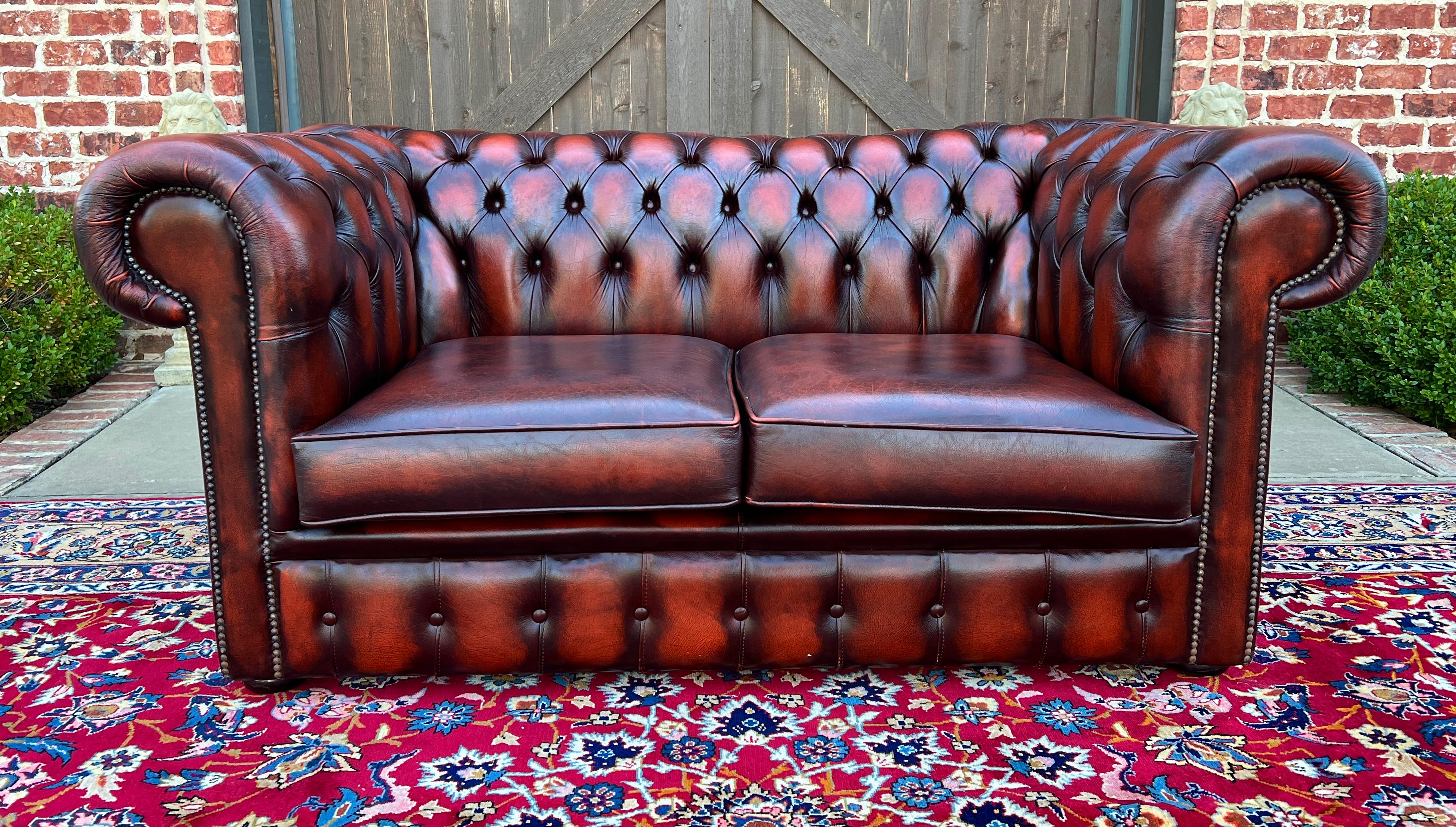 Englisches Chesterfield Leder getuftetes Love Seat Sofa Oxblood Red #1, Vintage im Angebot 13