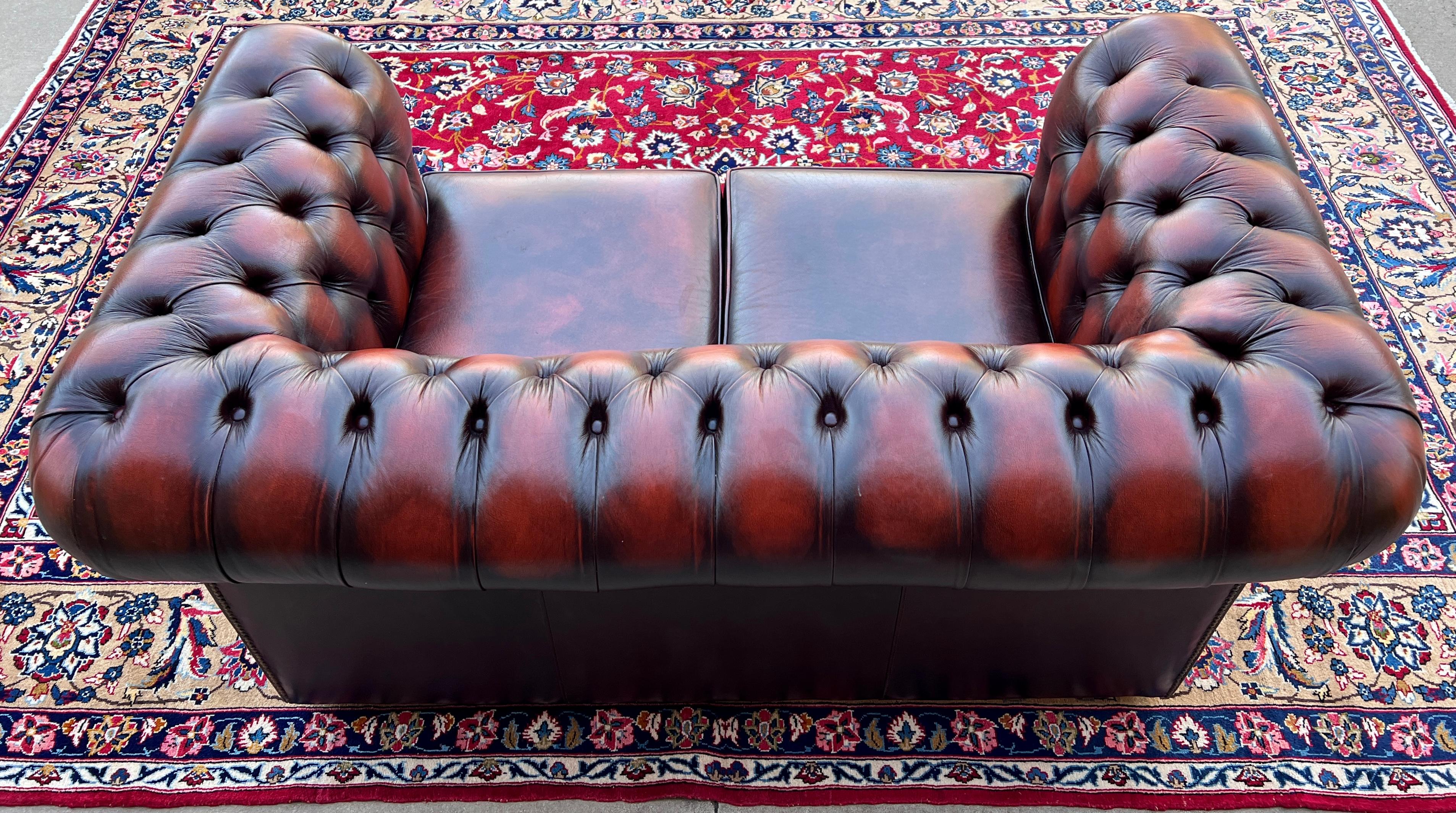 Englisches Chesterfield Leder getuftetes Love Seat Sofa Oxblood Red #1, Vintage im Angebot 14