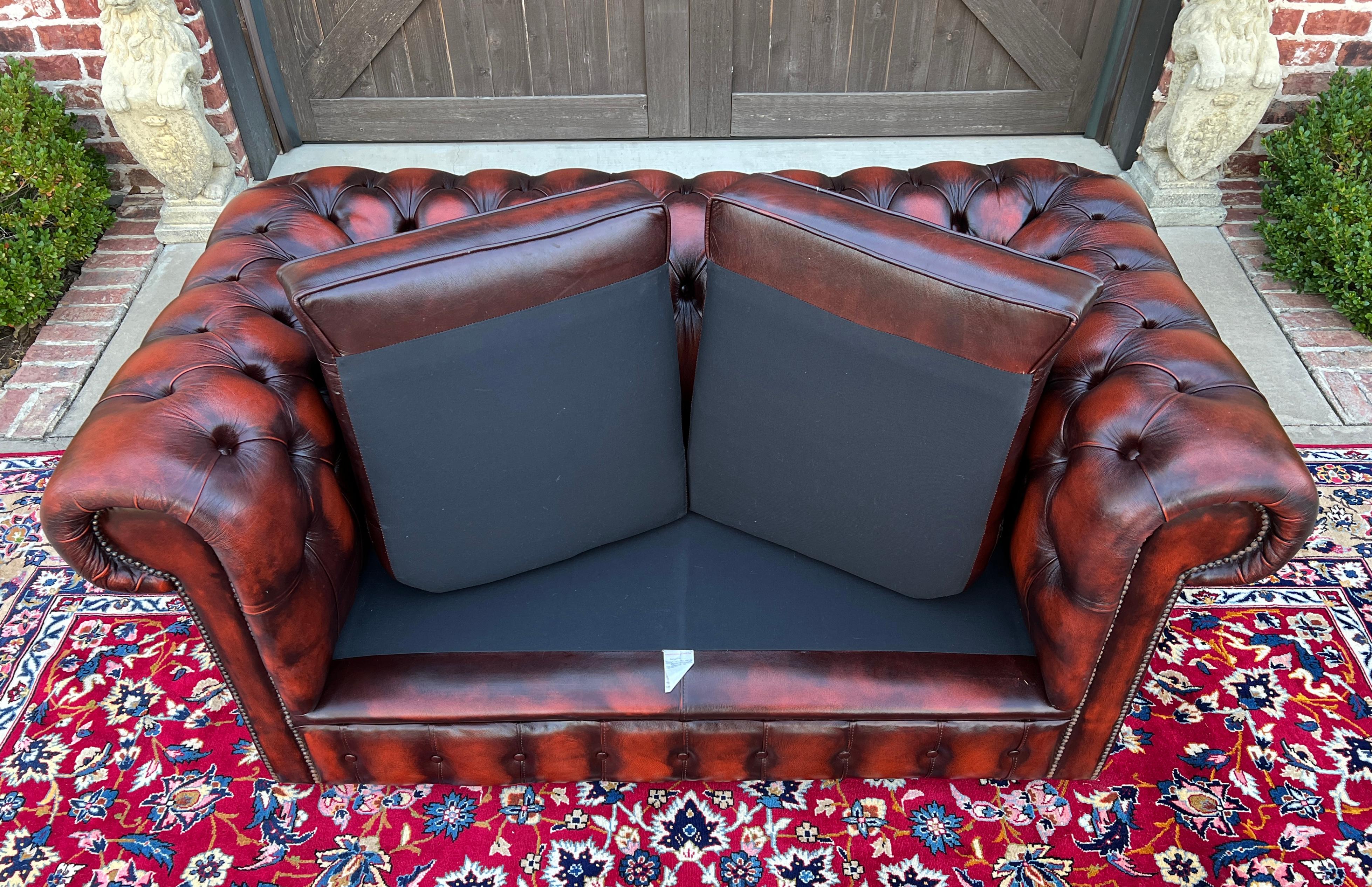 Englisches Chesterfield Leder getuftetes Love Seat Sofa Oxblood Red #1, Vintage im Angebot 15