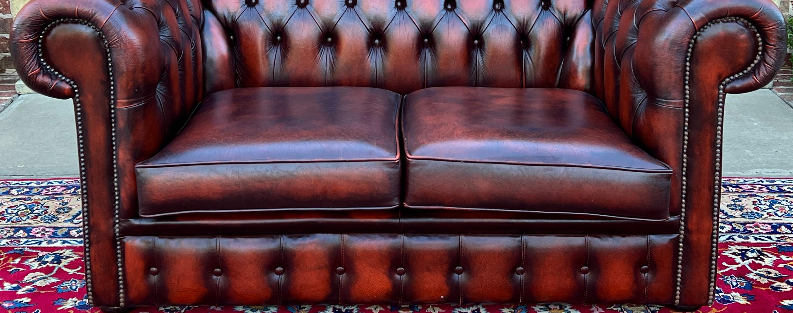 Englisches Chesterfield Leder getuftetes Love Seat Sofa Oxblood Red #1, Vintage im Zustand „Gut“ im Angebot in Tyler, TX