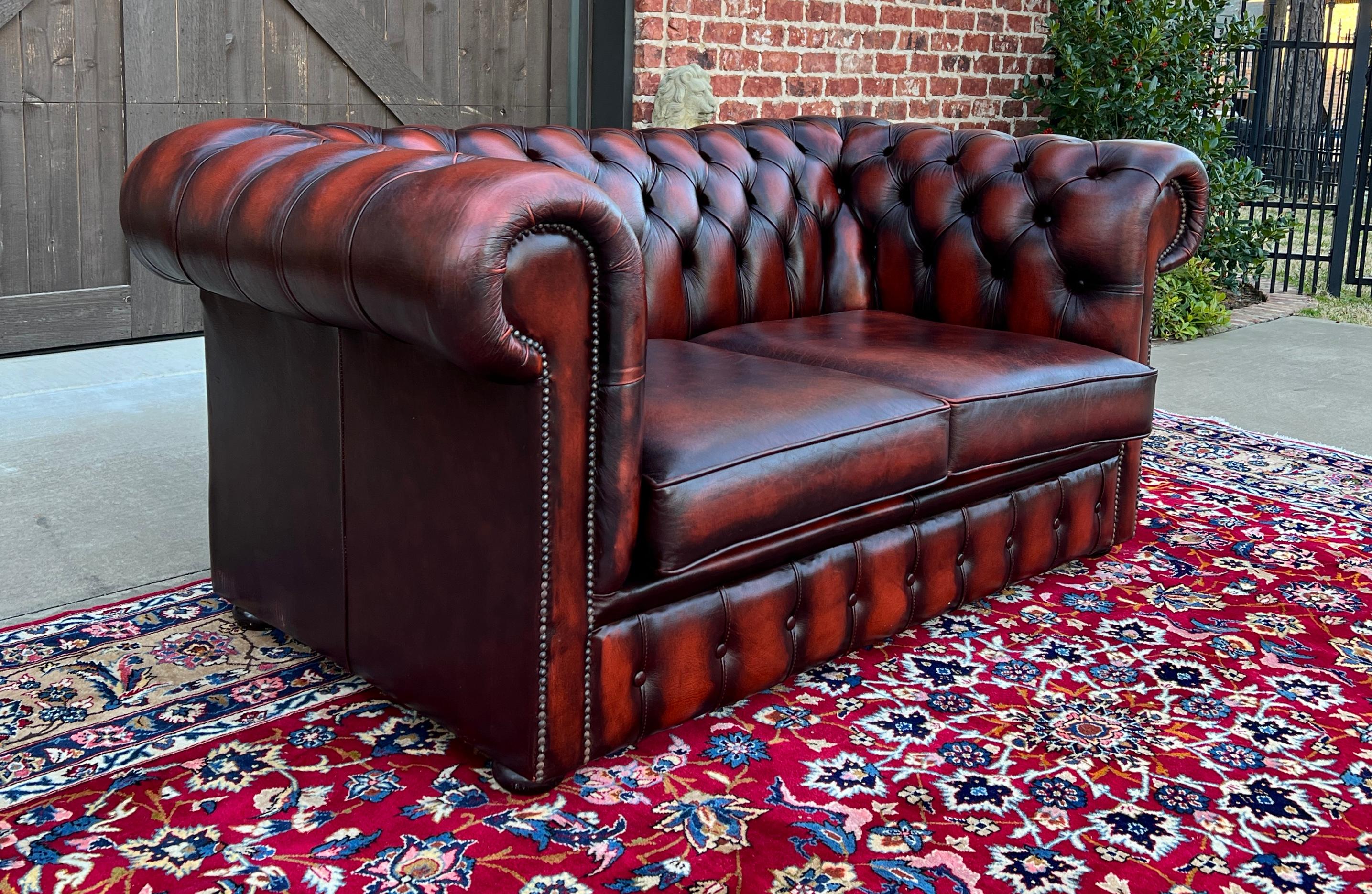 Englisches Chesterfield Leder getuftetes Love Seat Sofa Oxblood Red #1, Vintage (20. Jahrhundert) im Angebot