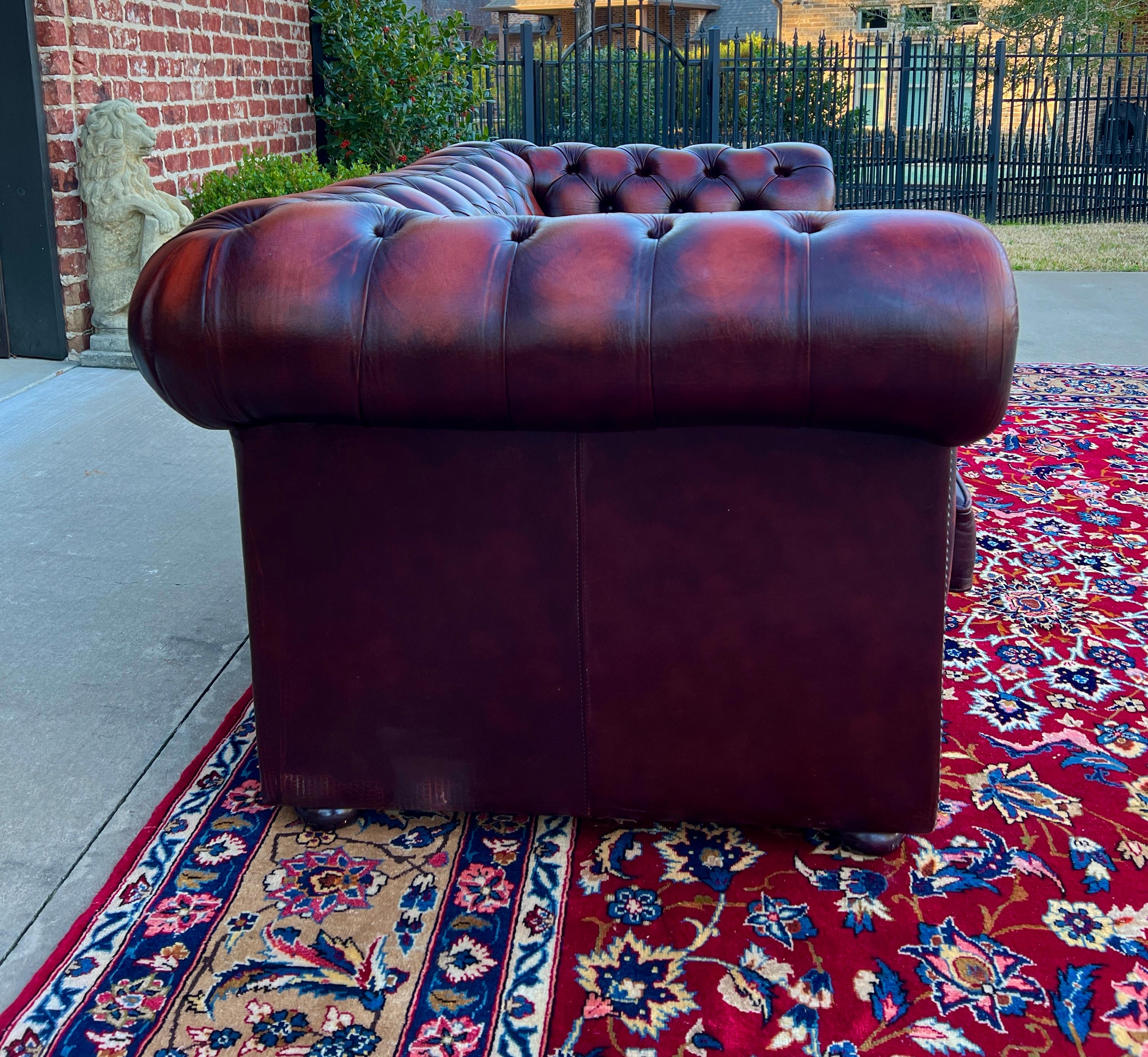 Englisches Chesterfield Leder getuftetes Love Seat Sofa Oxblood Red #1, Vintage im Angebot 1