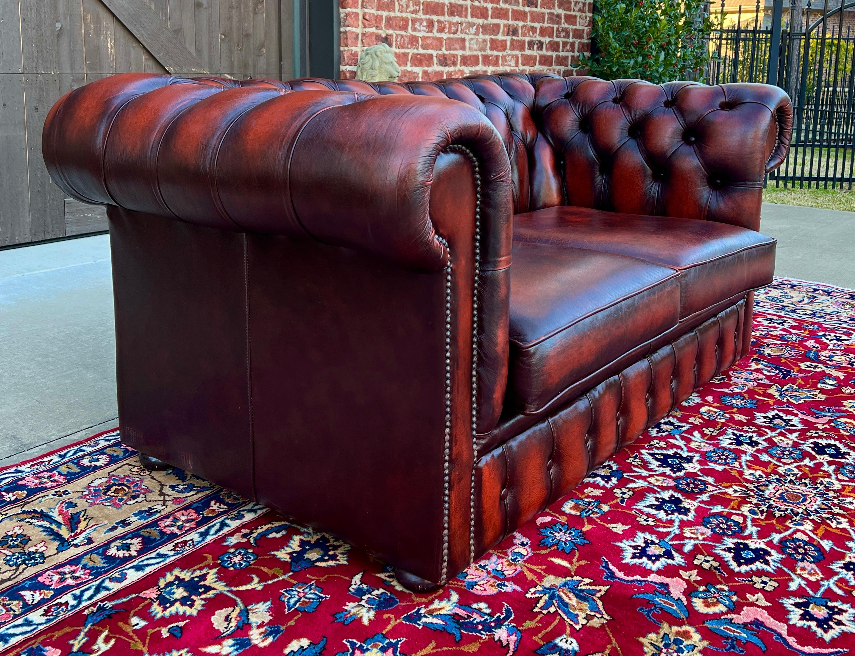 Englisches Chesterfield Leder getuftetes Love Seat Sofa Oxblood Red #1, Vintage im Angebot 2