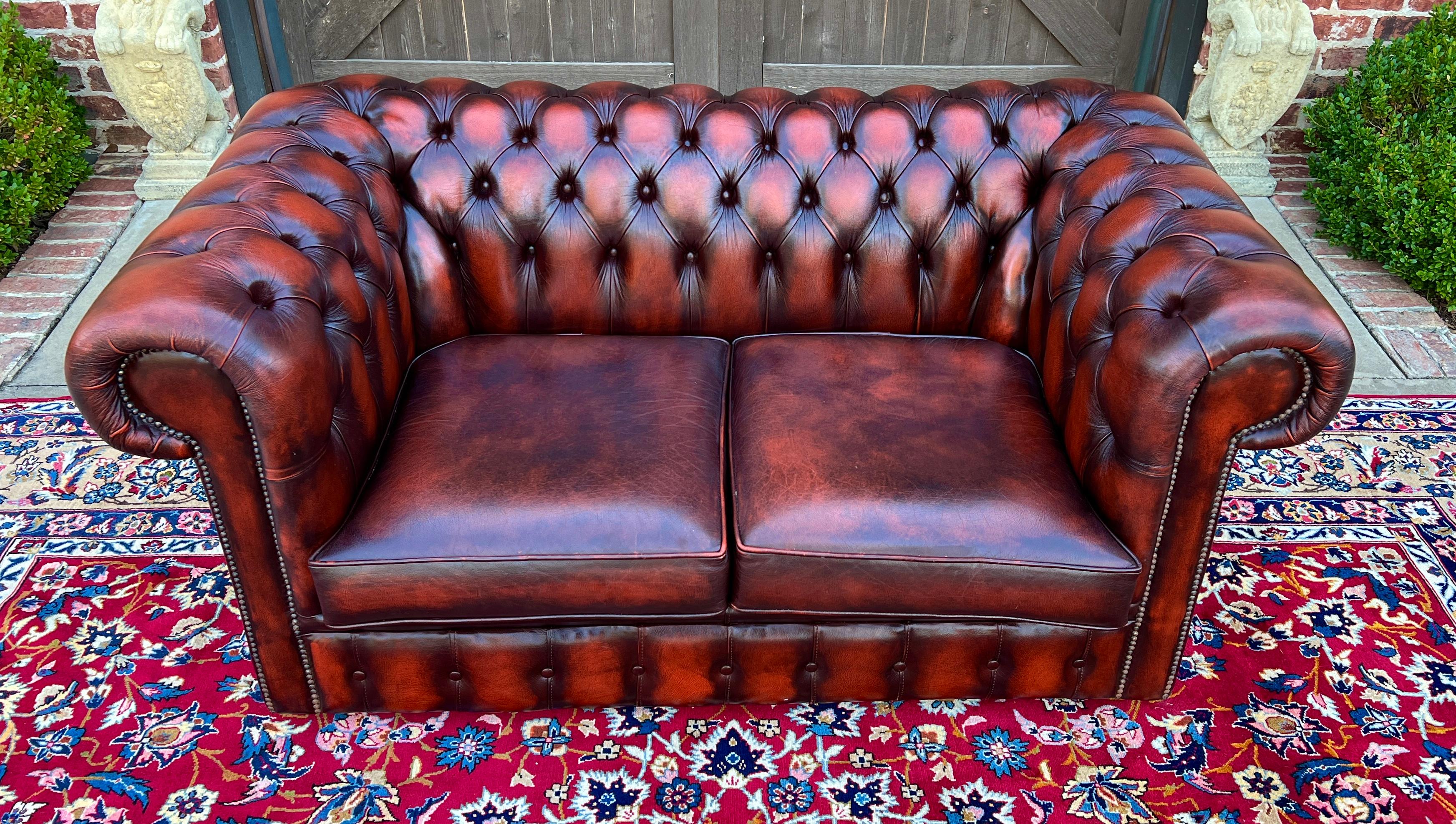 Englisches Chesterfield Leder getuftetes Love Seat Sofa Oxblood Red #1, Vintage im Angebot 3