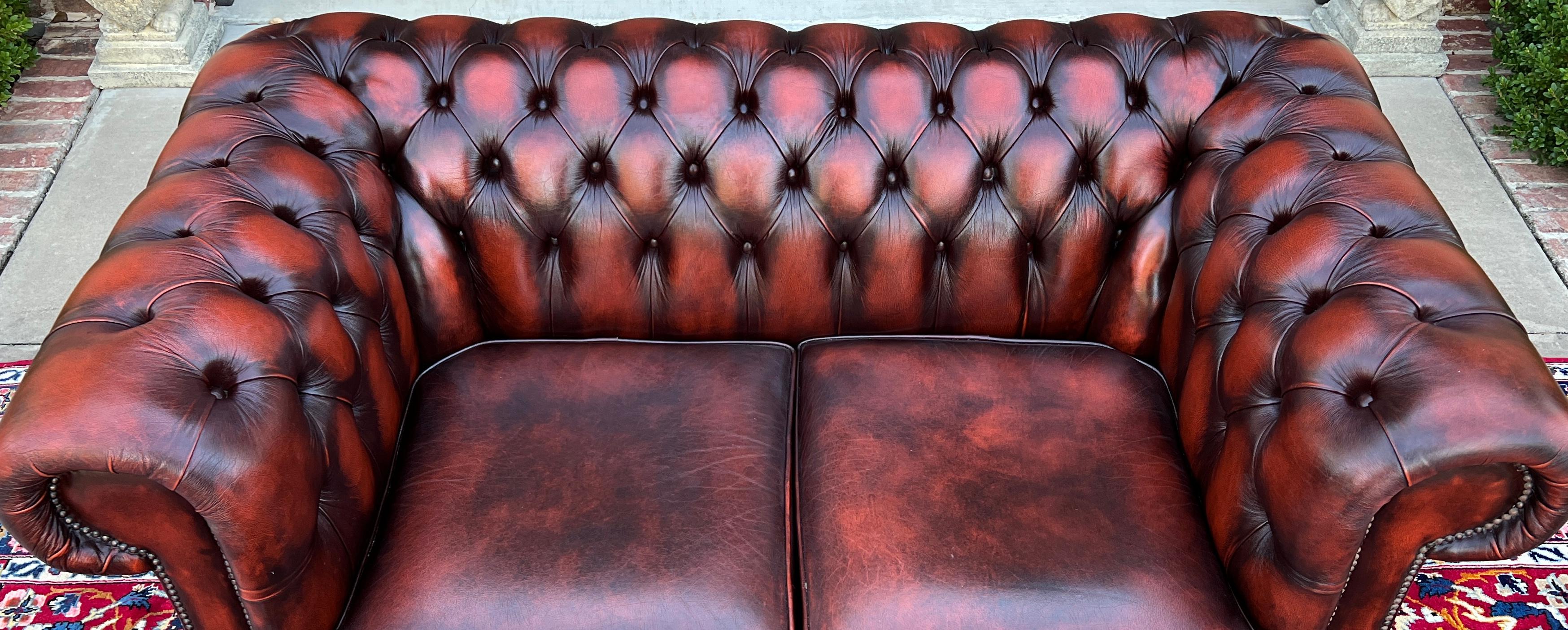 Englisches Chesterfield Leder getuftetes Love Seat Sofa Oxblood Red #1, Vintage im Angebot 4