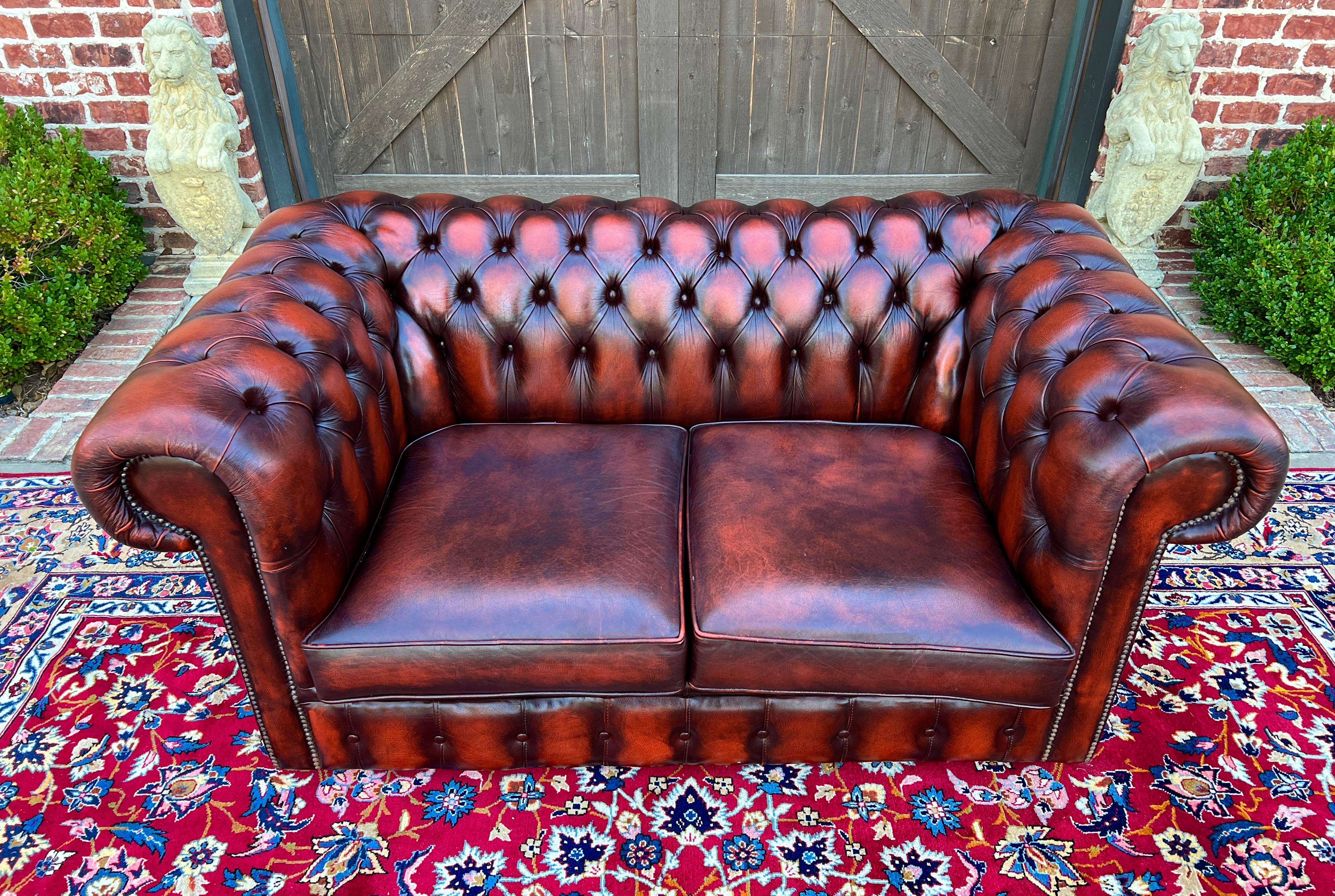 Englisches Chesterfield Leder getuftetes Love Seat Sofa Oxblood Red #1, Vintage im Angebot 5