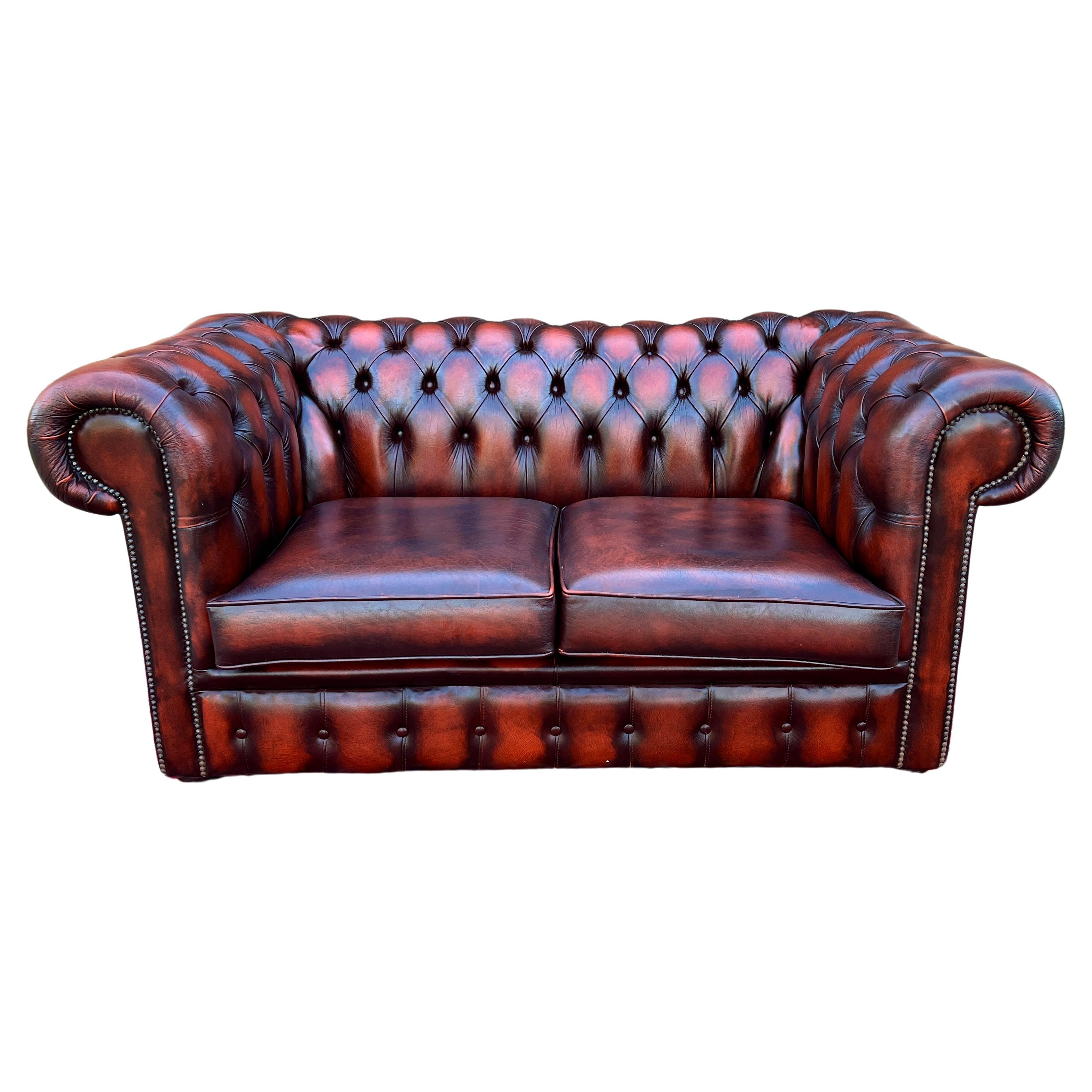 Englisches Chesterfield Leder getuftetes Love Seat Sofa Oxblood Red #1, Vintage im Angebot