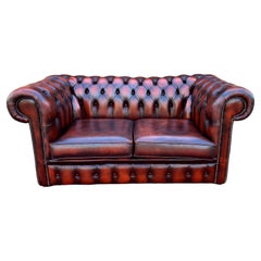 Sofa vintage anglais Chesterfield en cuir touffeté rouge sang de bœuf n°1