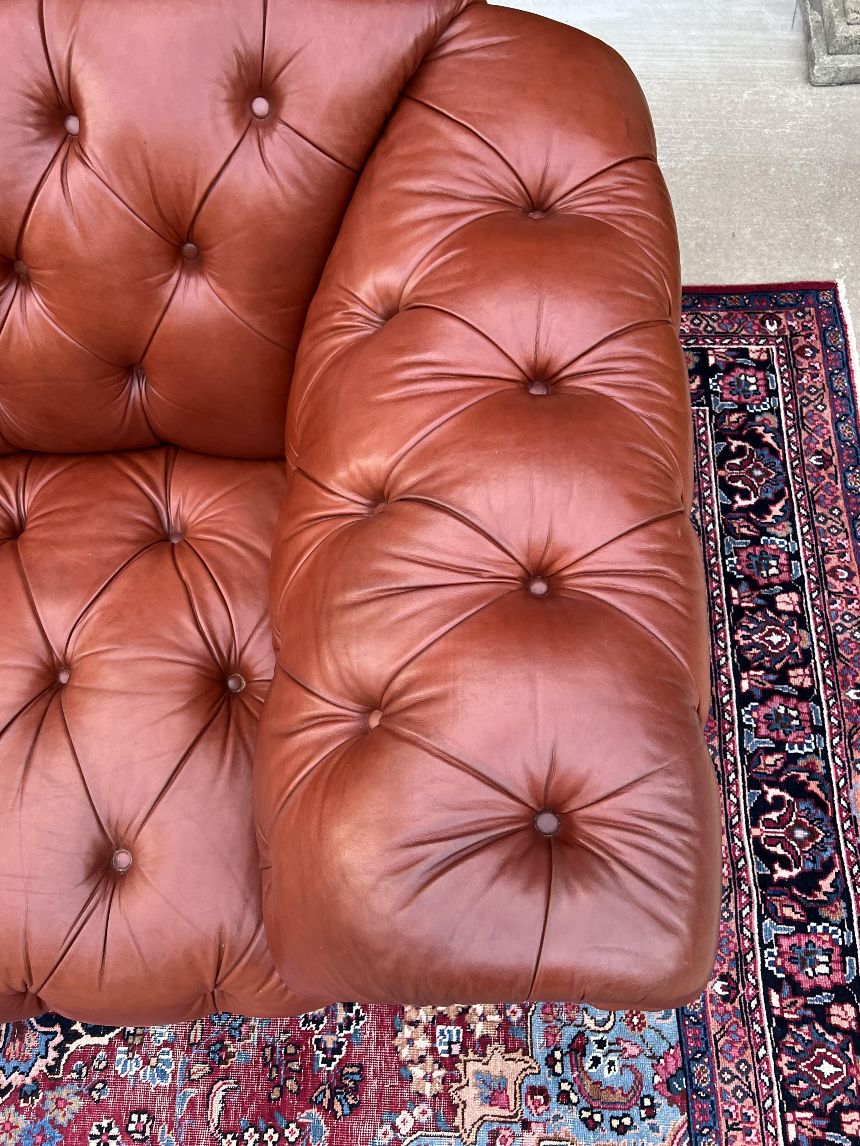Inglese Divano Chesterfield inglese vintage in pelle con inserti in terracotta marrone Metà secolo in vendita