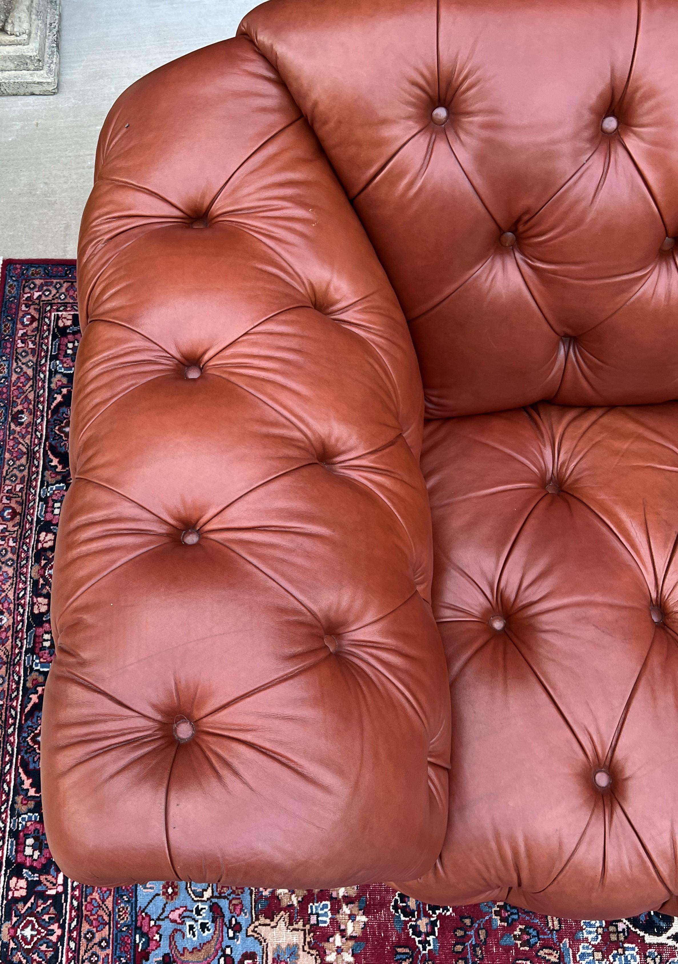 Divano Chesterfield inglese vintage in pelle con inserti in terracotta marrone Metà secolo In condizioni buone in vendita a Tyler, TX