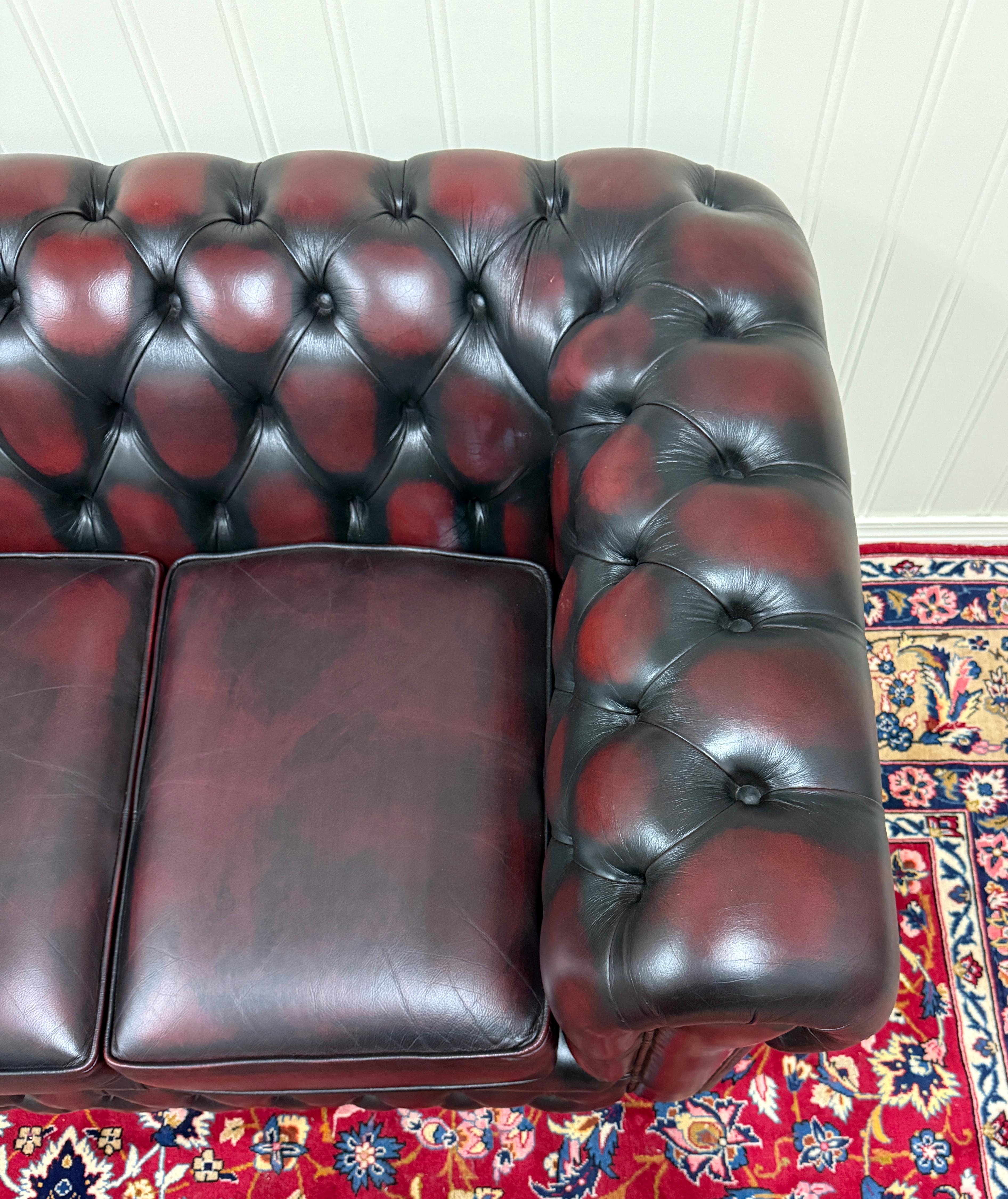 Englisches Chesterfield getuftetes Vintage-Sofa aus Leder in Ochsenblutrot, Mid-Century im Angebot 6
