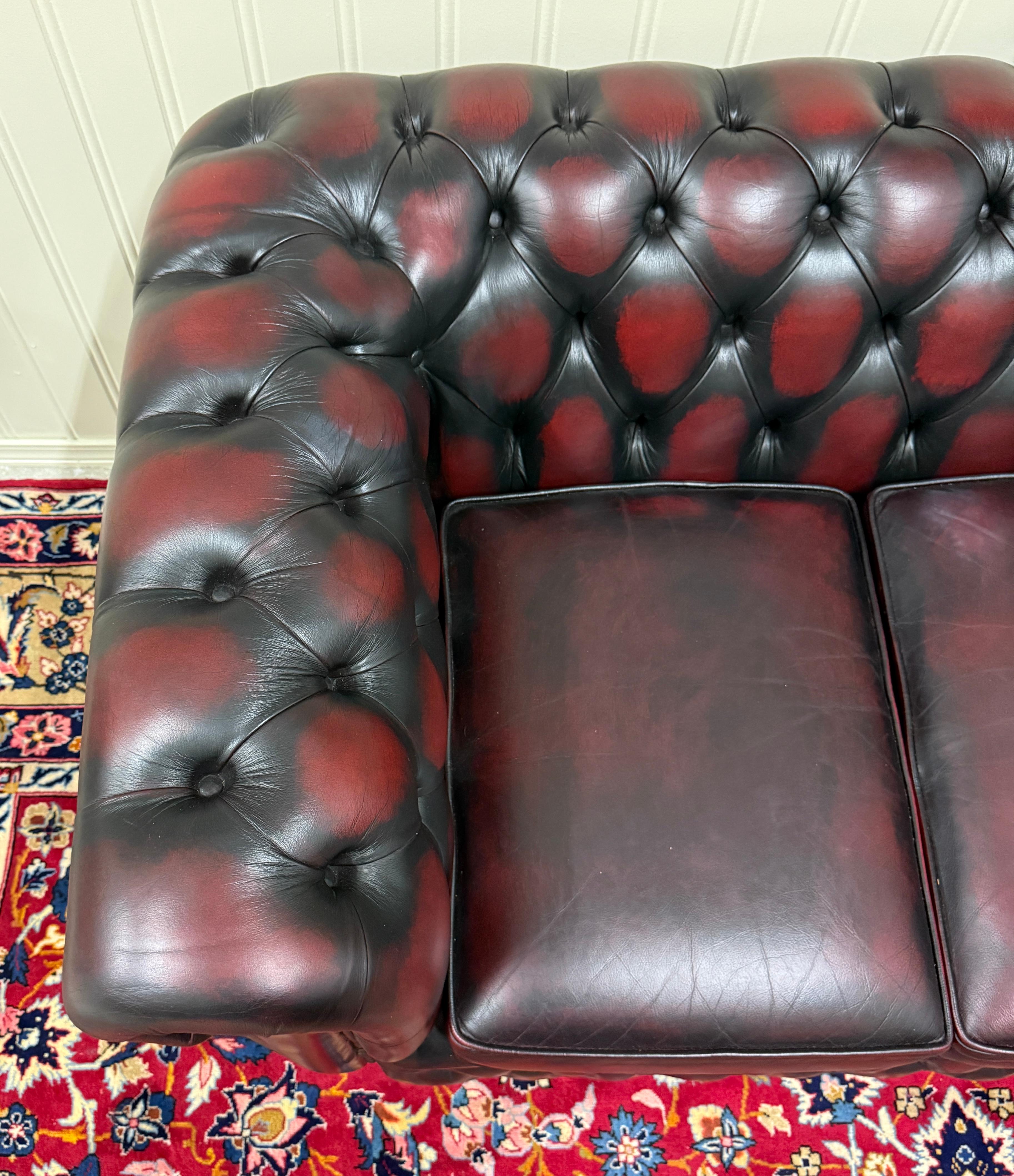 Englisches Chesterfield getuftetes Vintage-Sofa aus Leder in Ochsenblutrot, Mid-Century im Angebot 7