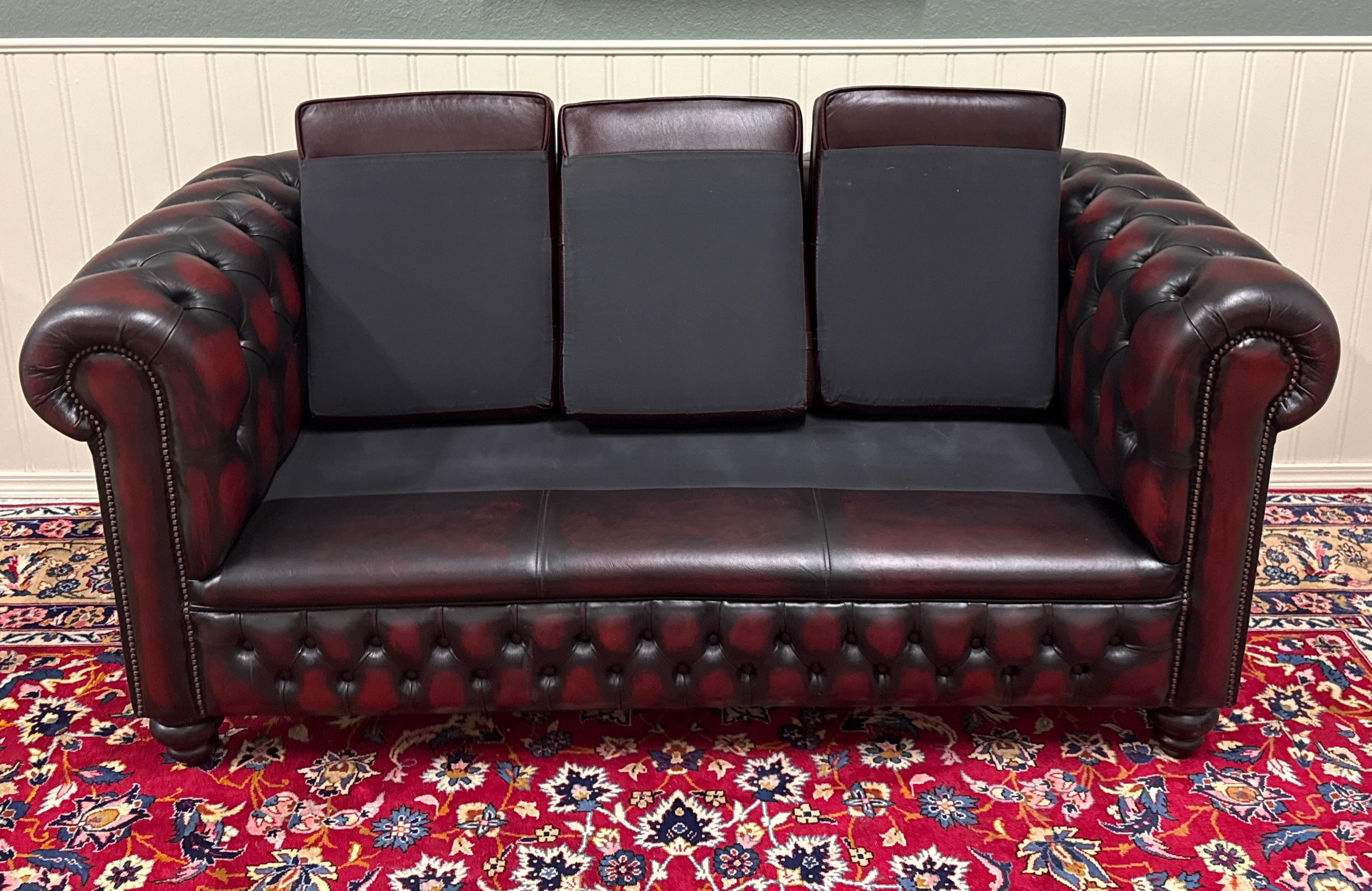 Englisches Chesterfield getuftetes Vintage-Sofa aus Leder in Ochsenblutrot, Mid-Century im Angebot 8