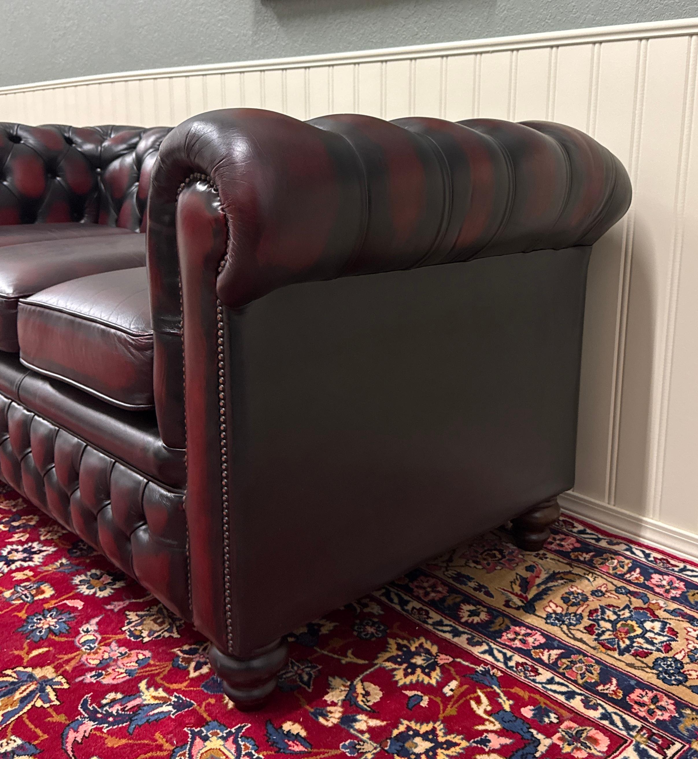 Englisches Chesterfield getuftetes Vintage-Sofa aus Leder in Ochsenblutrot, Mid-Century im Angebot 9
