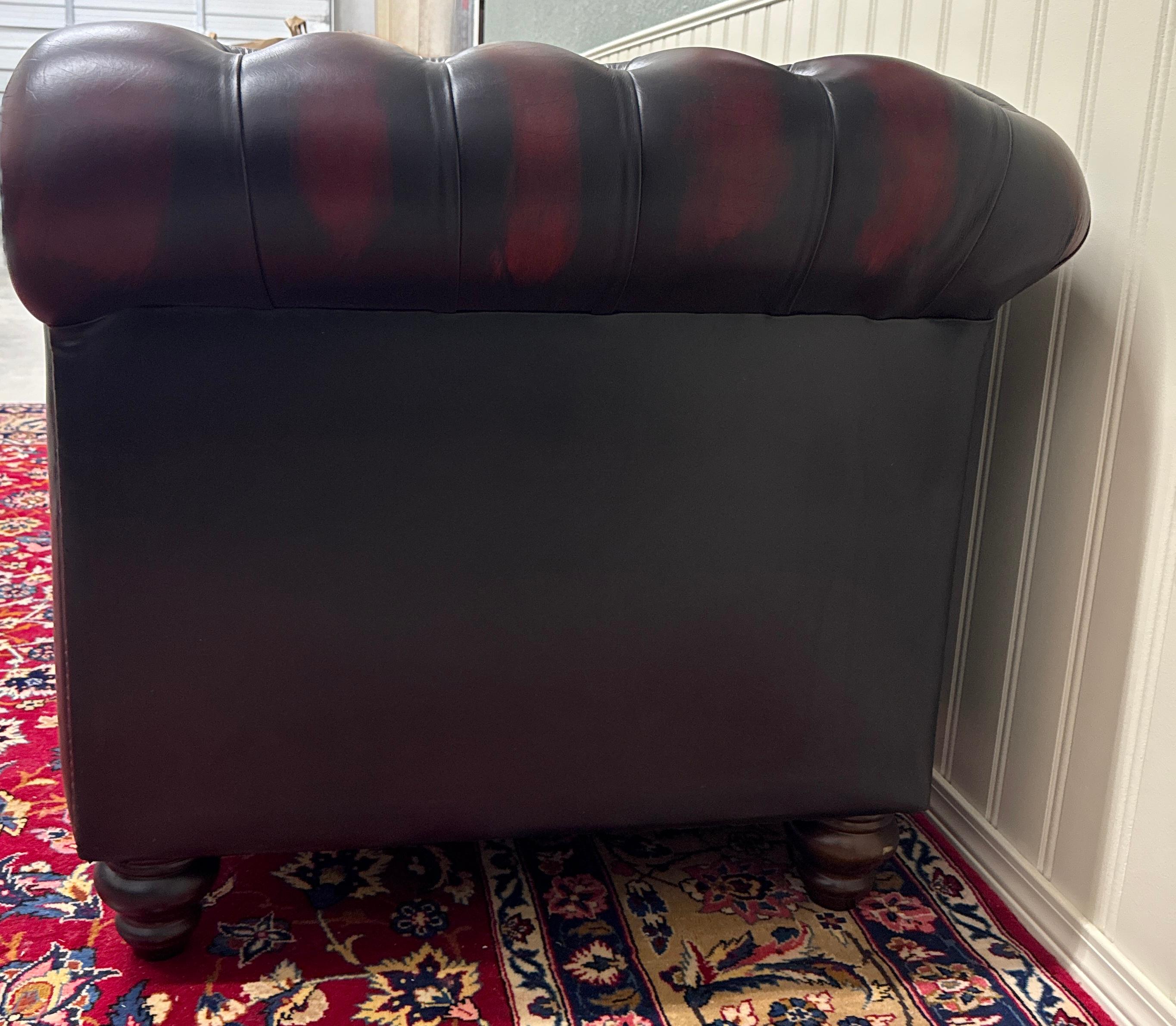 Englisches Chesterfield getuftetes Vintage-Sofa aus Leder in Ochsenblutrot, Mid-Century im Angebot 10