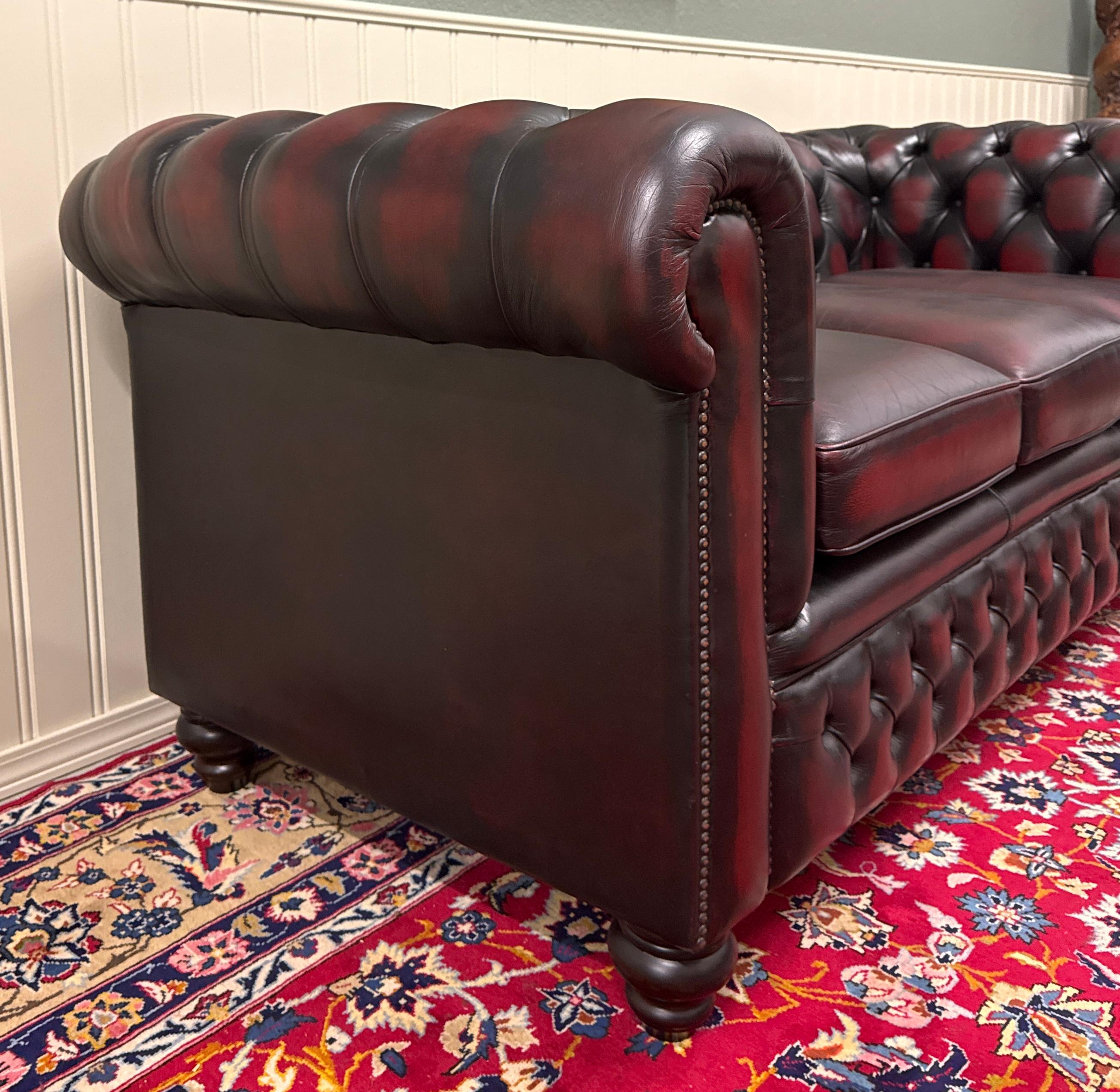Englisches Chesterfield getuftetes Vintage-Sofa aus Leder in Ochsenblutrot, Mid-Century im Angebot 11